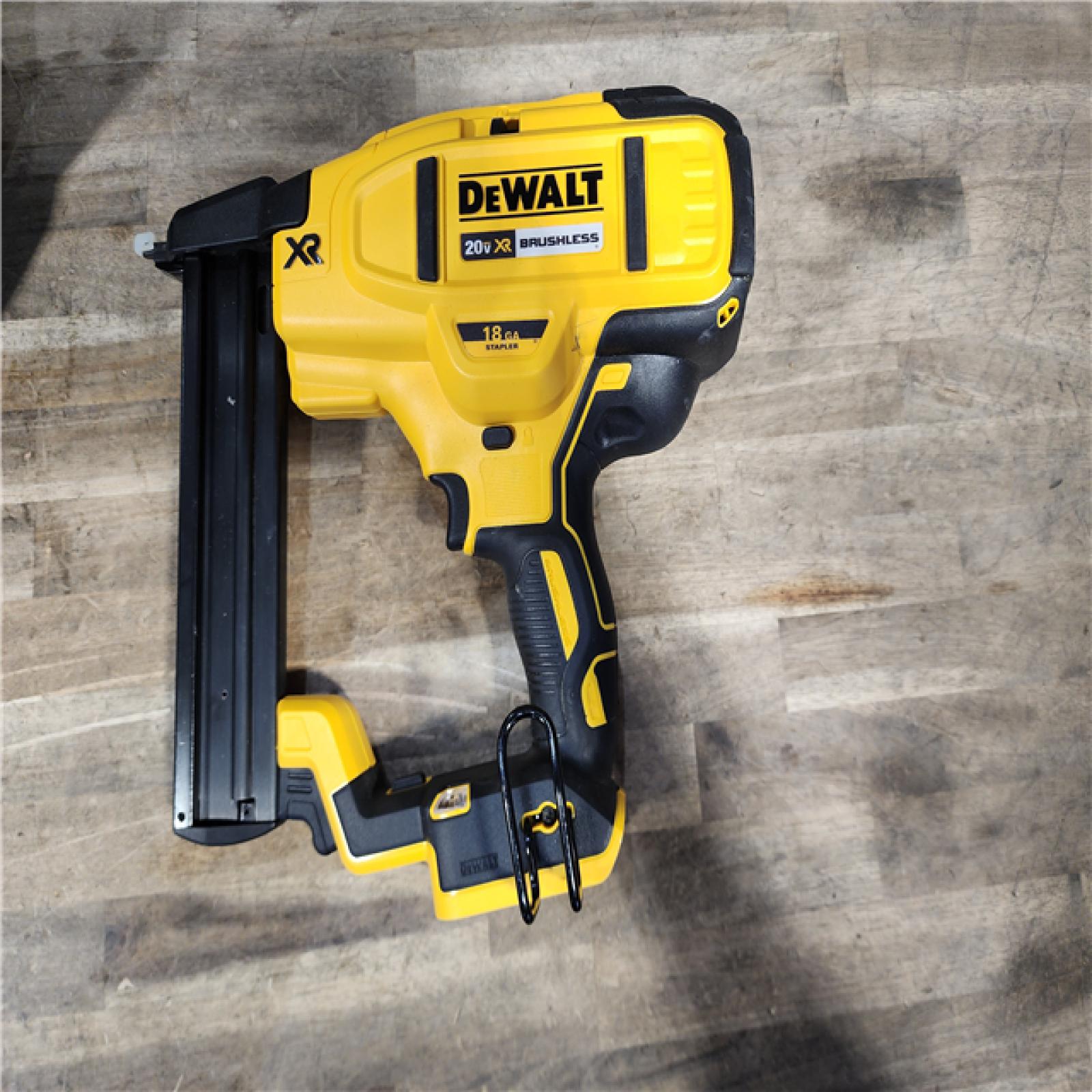 HOUSTON LOCATION - AS-IS DeWALT DCN681D1 20V MAX 18ga Cordless Brushless Narrow Crown Stapler Kit w/ BATTERY & CHARGER