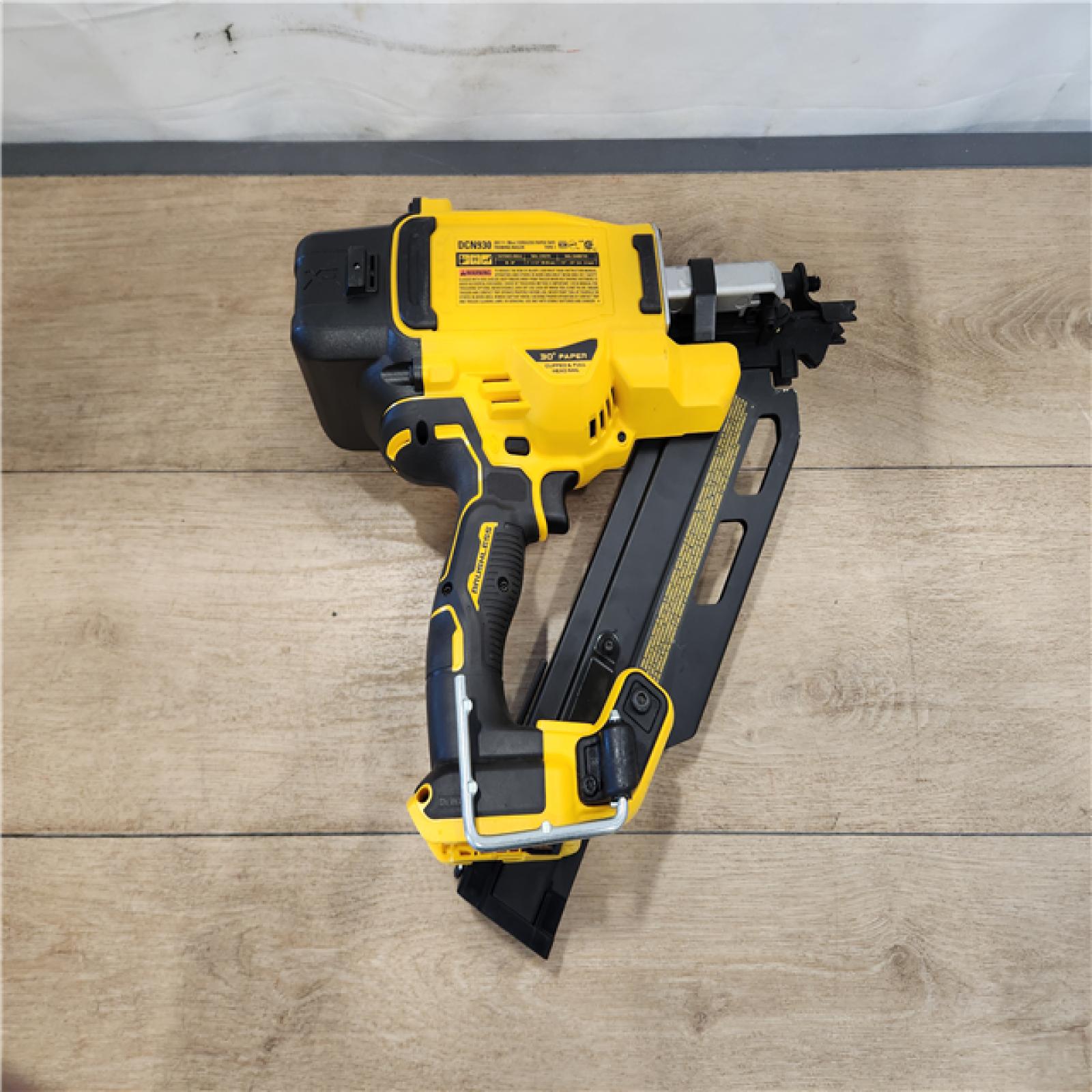 AS-IS- DEWALT 20-Volt 30° Cordless Framing Nailer Kit