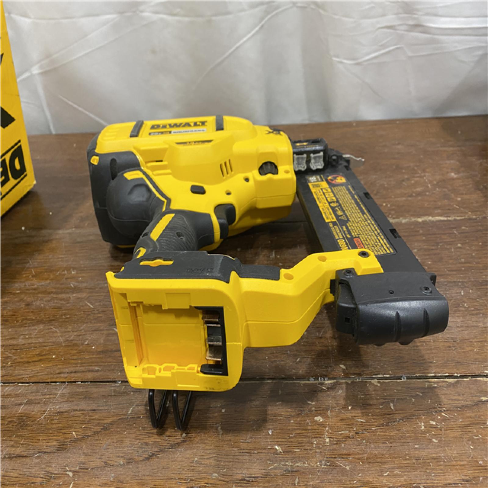 AS-IS DEWALT 20V MAX XR 18 Gauge Brad Nailer Kit