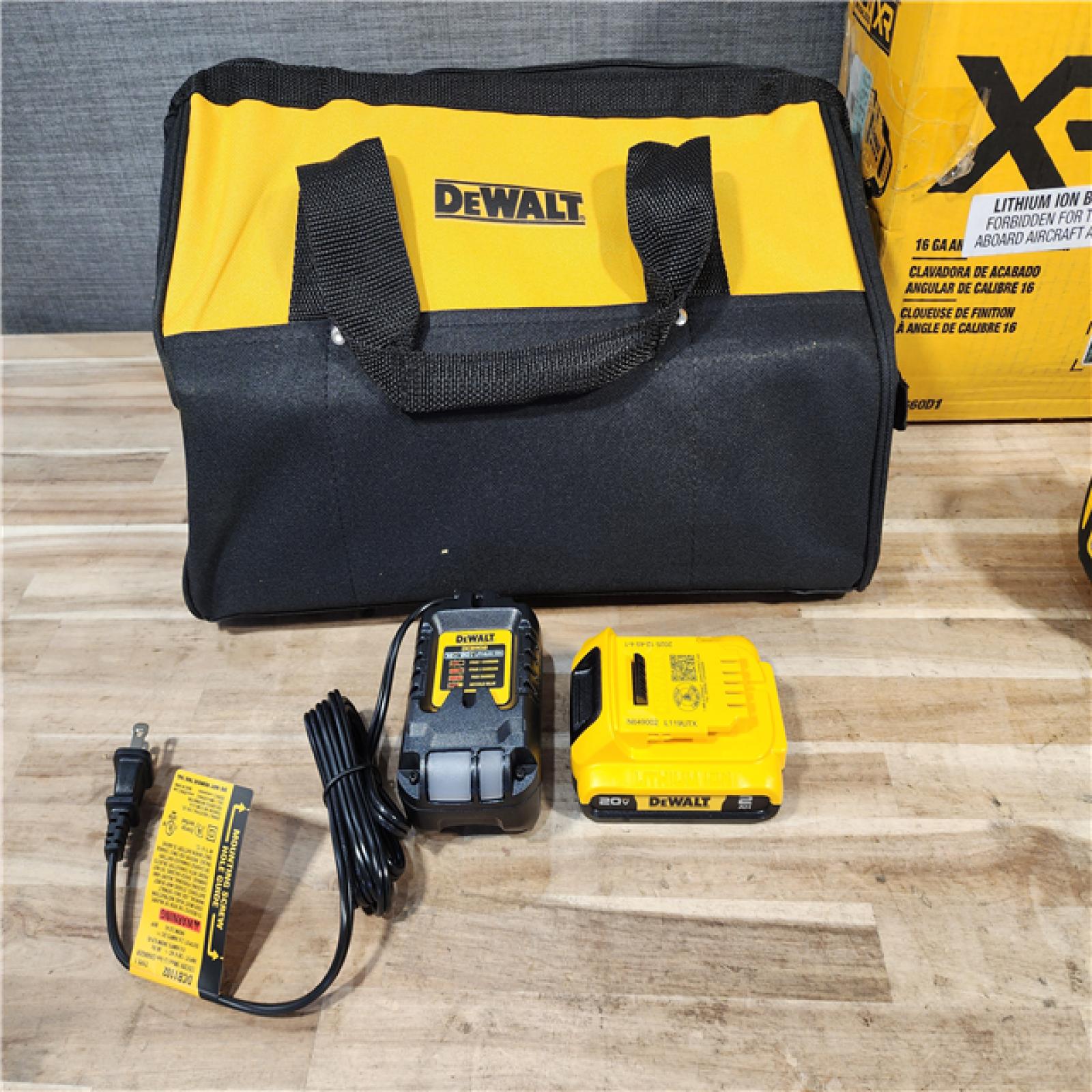 HOUSTON LOCATION - AS-IS DEWALT 20V MAX XR 16-Gauge Electric Cordless Angled Finishing Nailer Kit