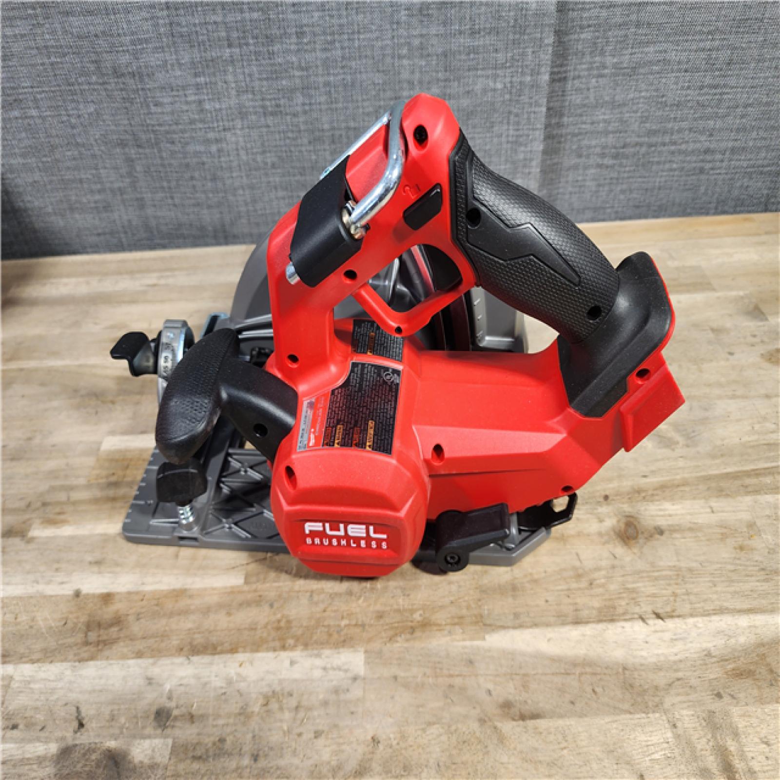 HOUSTON LOCATION - AS-IS (APPEARS LIKE NEW) Milwaukee M18 FUEL 7-1/4 Inch Circular Saw (Bare Tool)