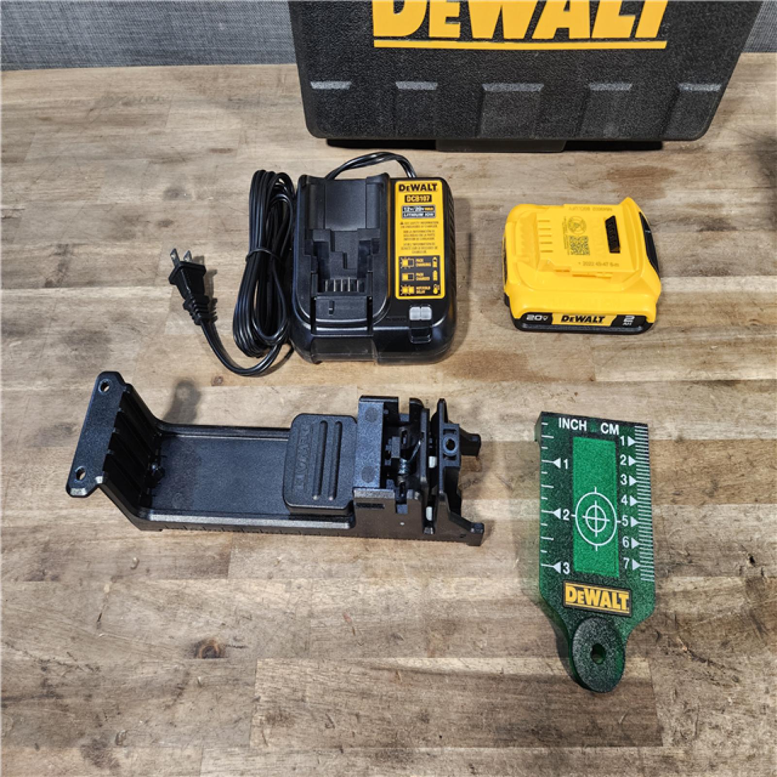 HOUSTON LOCATION - AS-IS Dewalt 20V MAX Lithium-Ion Cordless Green Cross Line Laser W/ BATTERY & CHARGER