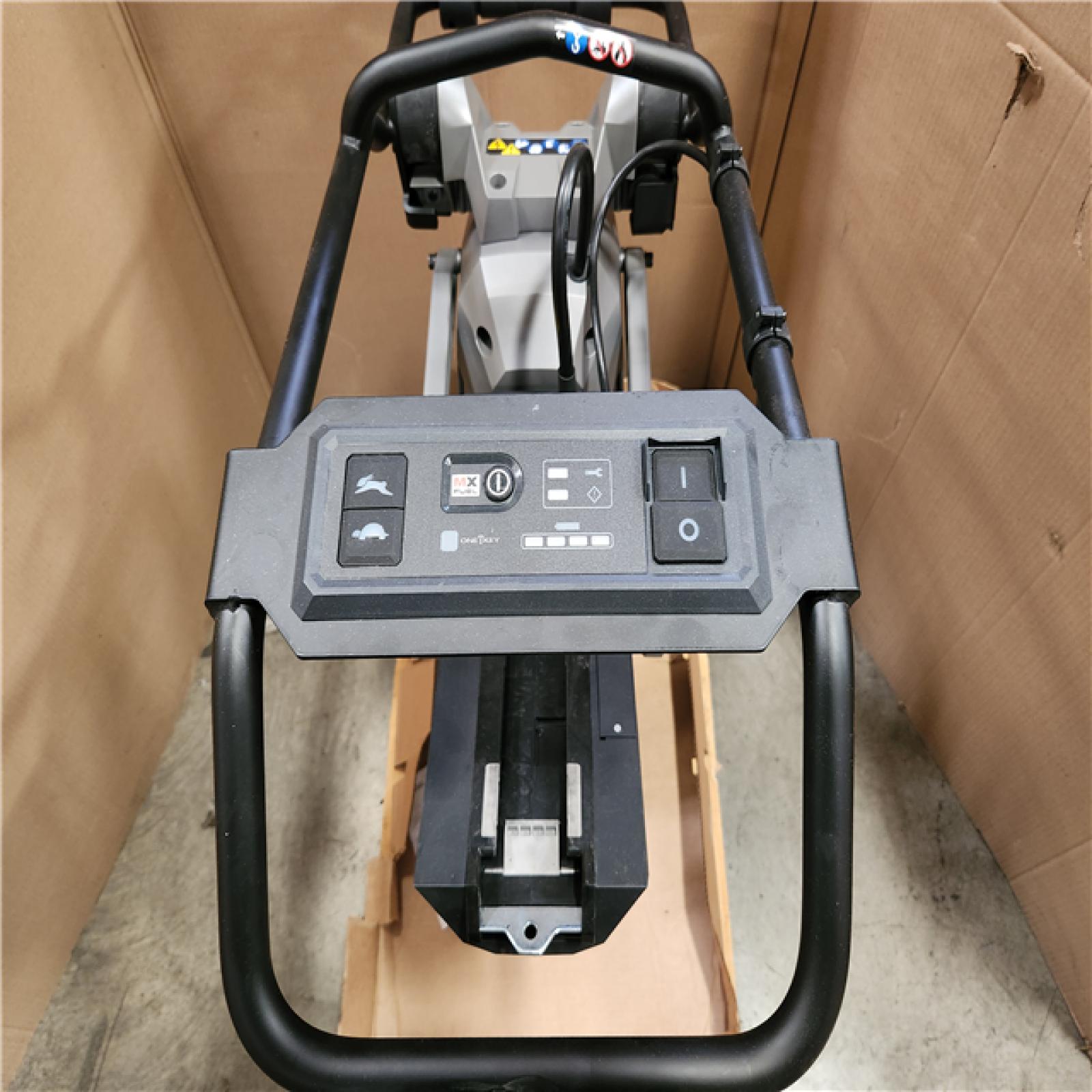 Phoenix Location Milwaukee MX FUEL 70 KG hammer Kit with (2) MX FUEL FORGE HD12.0 Batteries and (1) MX FUEL Super Charger