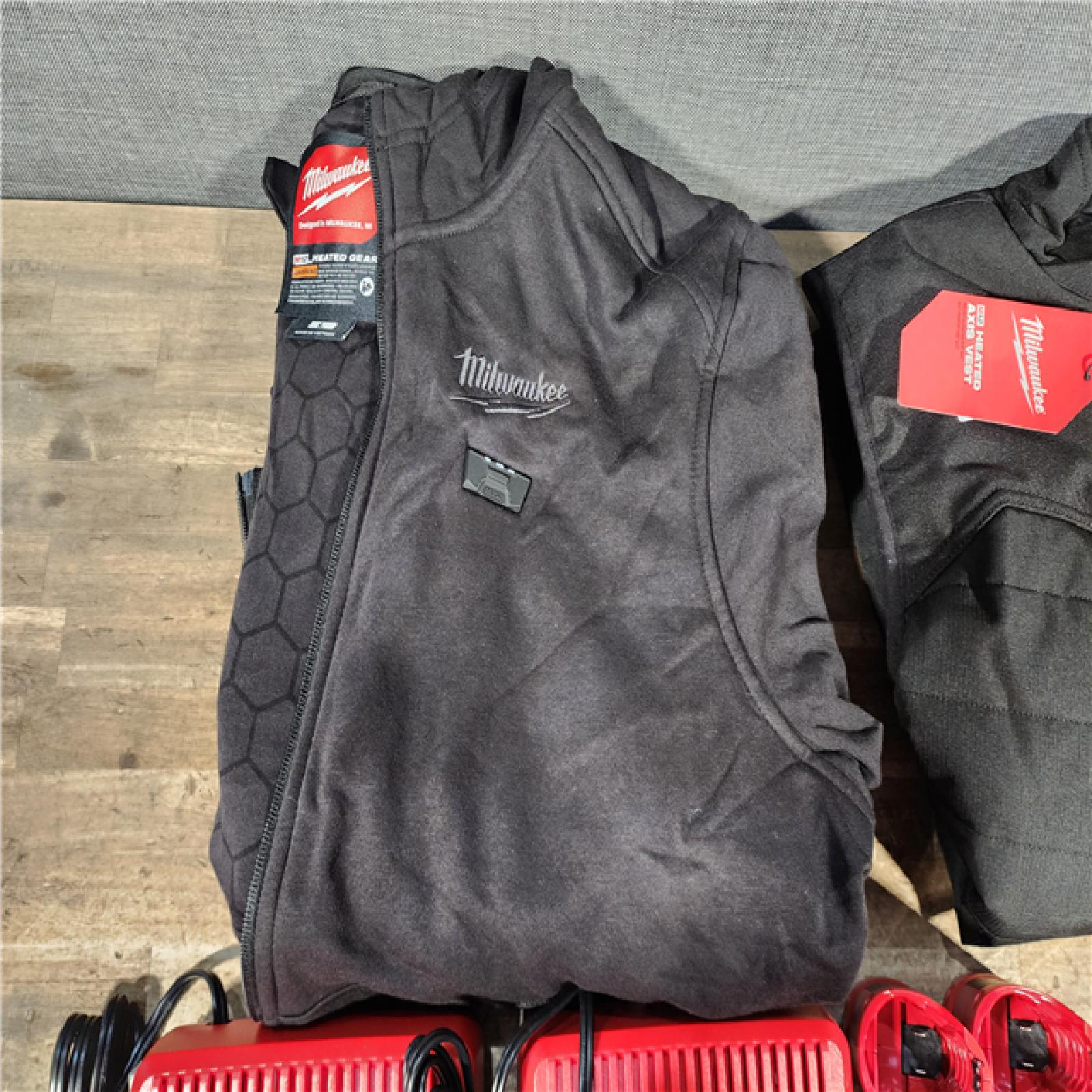 HOUSTON LOCATION - AS-IS MILWAUKEE 2 HEATED CLOTHING COMBO KIT