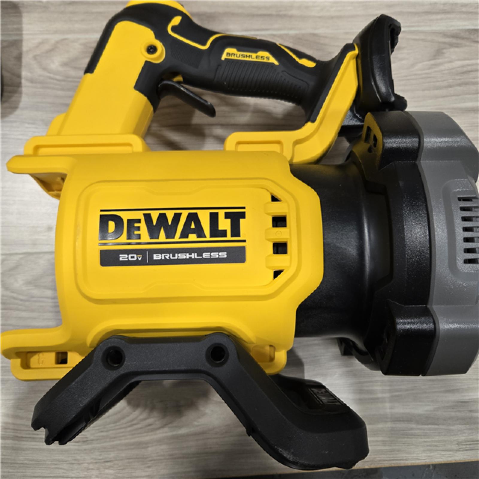 GOOD- DEWALT 20V MAX Brushless Cordless Handheld Axial Leaf Blower Kit