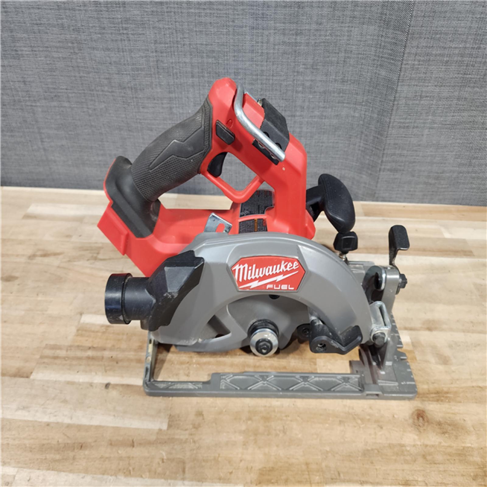 HOUSTON LOCATION - AS-IS Milwaukee FUEL 18V Lithium-Ion Brushless Cordless 7-1/4 in. Circular Saw (Tool-Only)