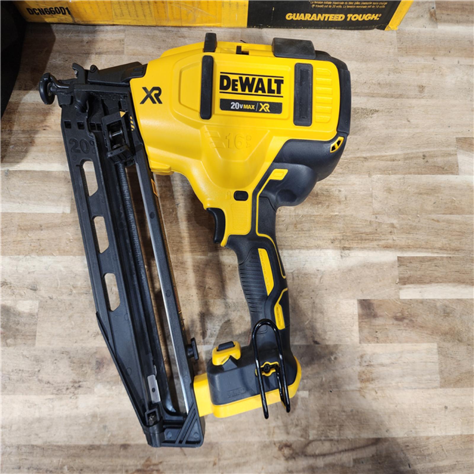 HOUSTON LOCATION - AS-IS DEWALT 20V MAX XR 16-Gauge Electric Cordless Angled Finishing Nailer Kit
