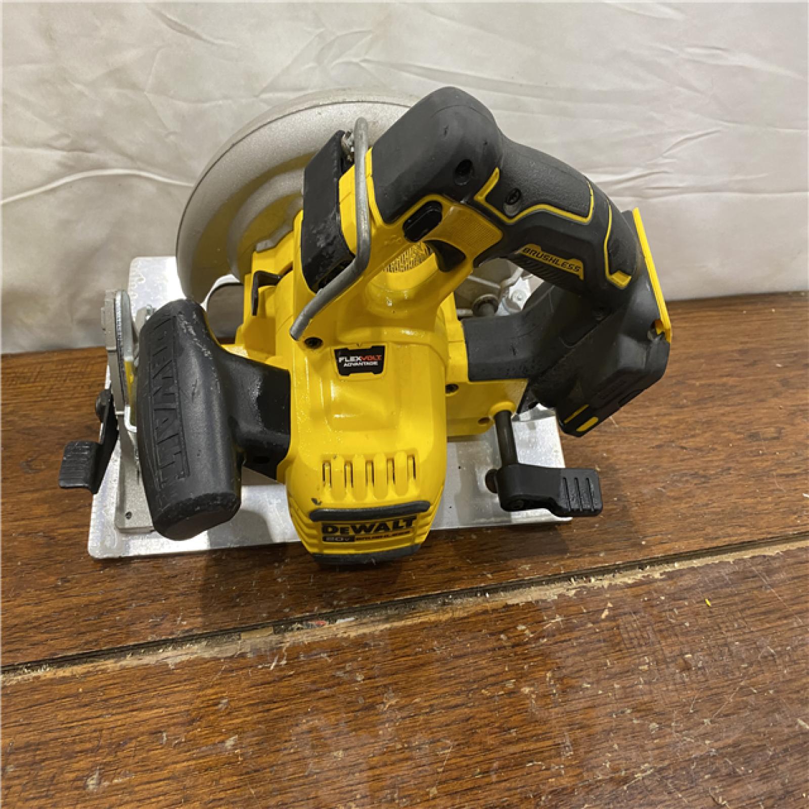 AS-IS DEWALT 20-Volt MAX 7-1/4 in. Cordless Circular Saw (Tool Only)