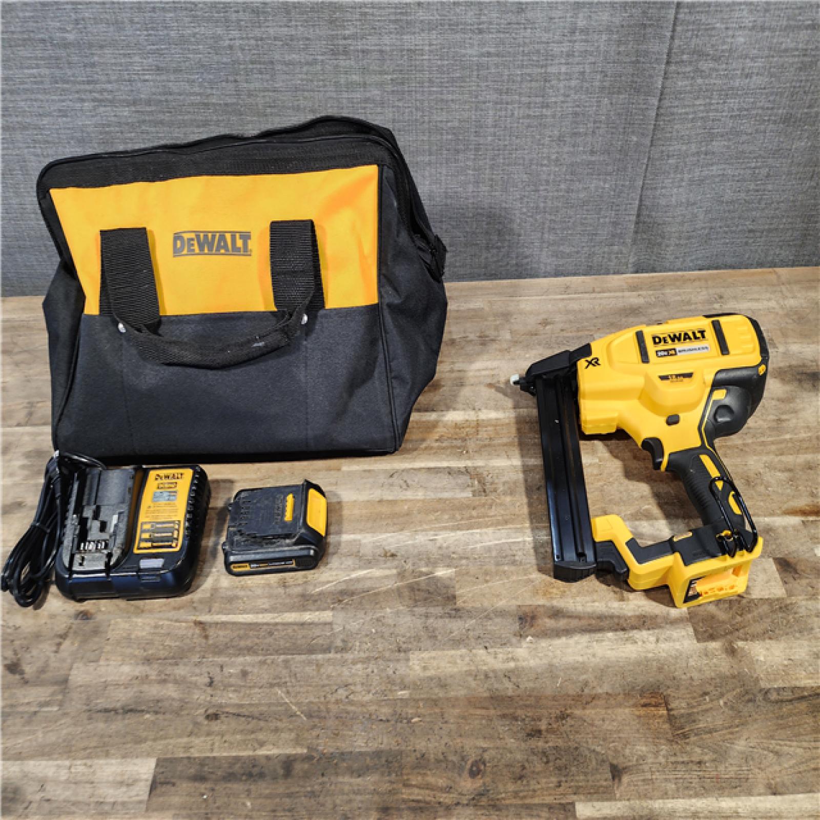 HOUSTON LOCATION - AS-IS DeWALT DCN681D1 20V MAX 18ga Cordless Brushless Narrow Crown Stapler Kit w/ BATTERY & CHARGER