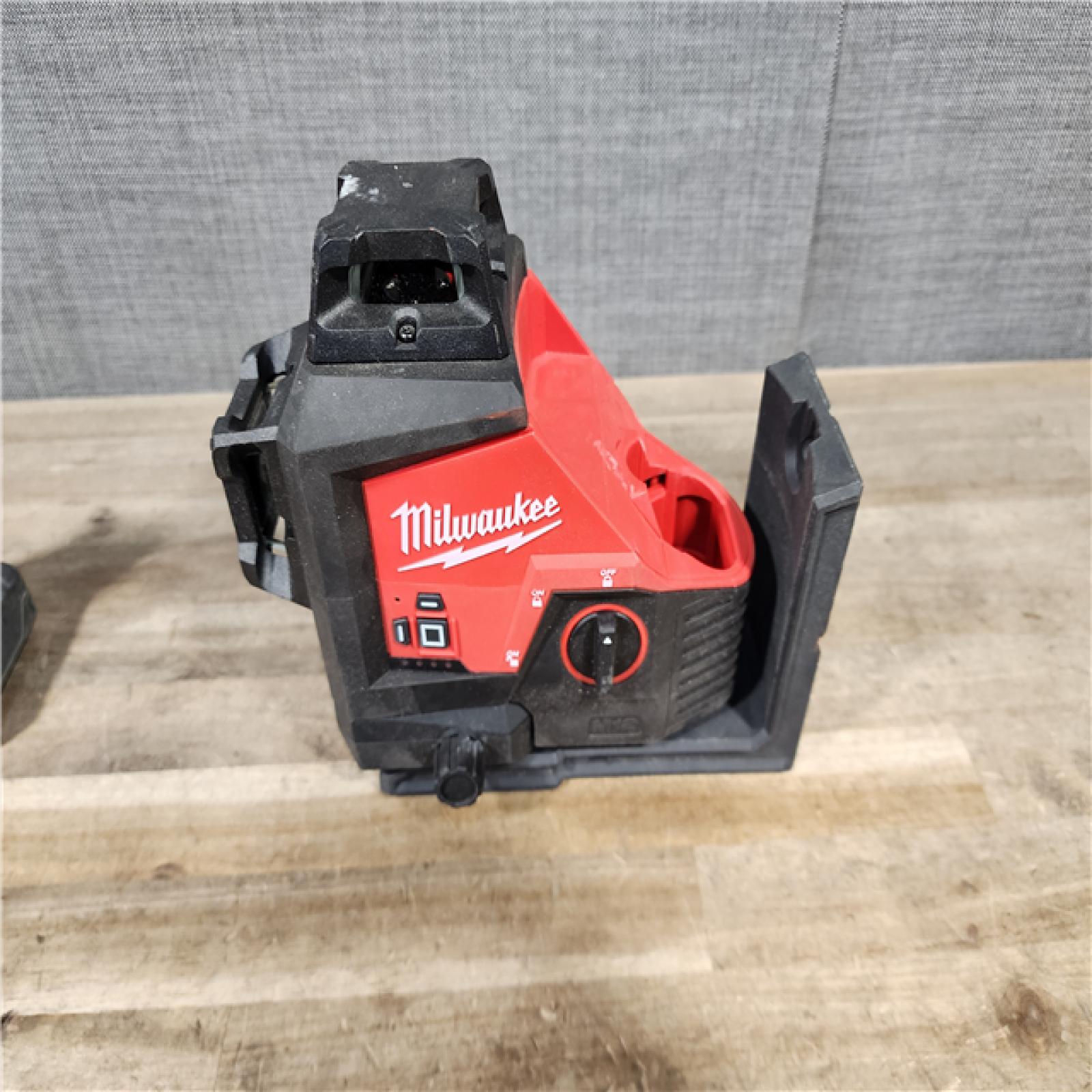 HOUSTON LOCATION - AS-IS Milwaukee-3632-21 M12 Green Beam Laser 360° 3-Plane Kit