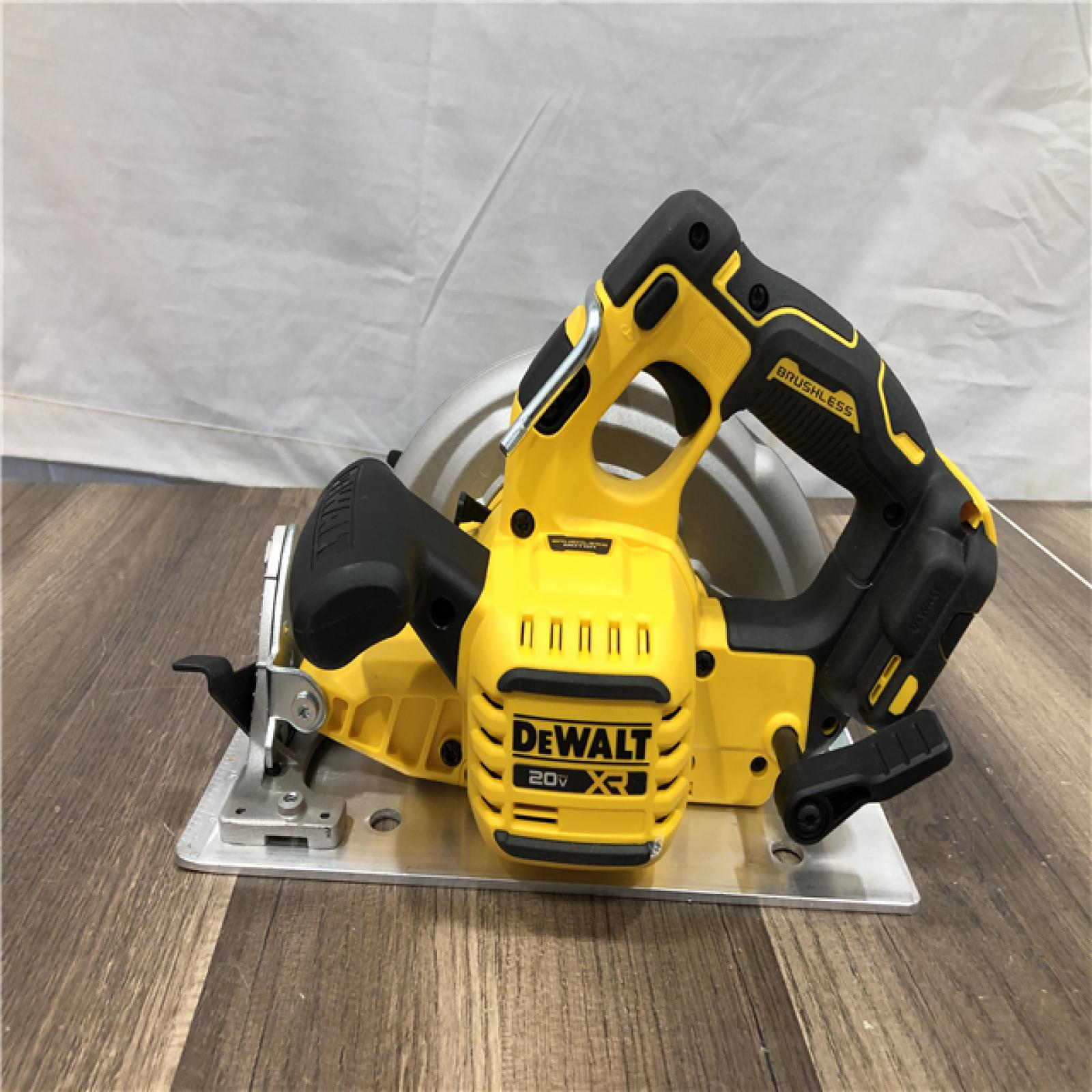 AS-IS DEWALT 20-Volt MAX 7-1/4 in. Cordless Circular Saw (Tool Only)