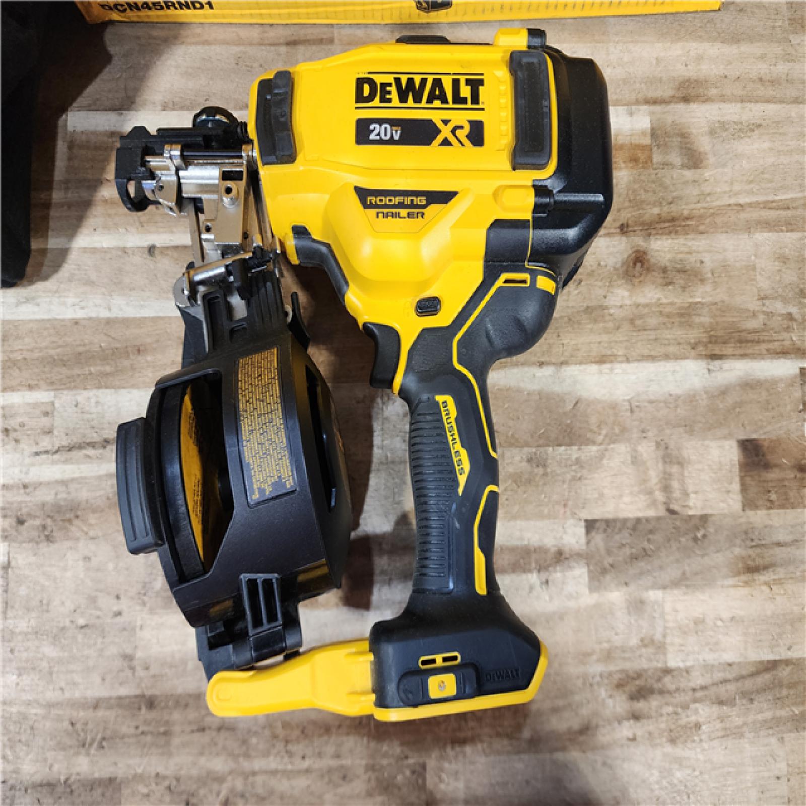 HOUSTON LOCATION - AS-IS DEWALT 20V MAX Lithium-Ion 15-Degree Electric Cordless Roofing Nailer Kit