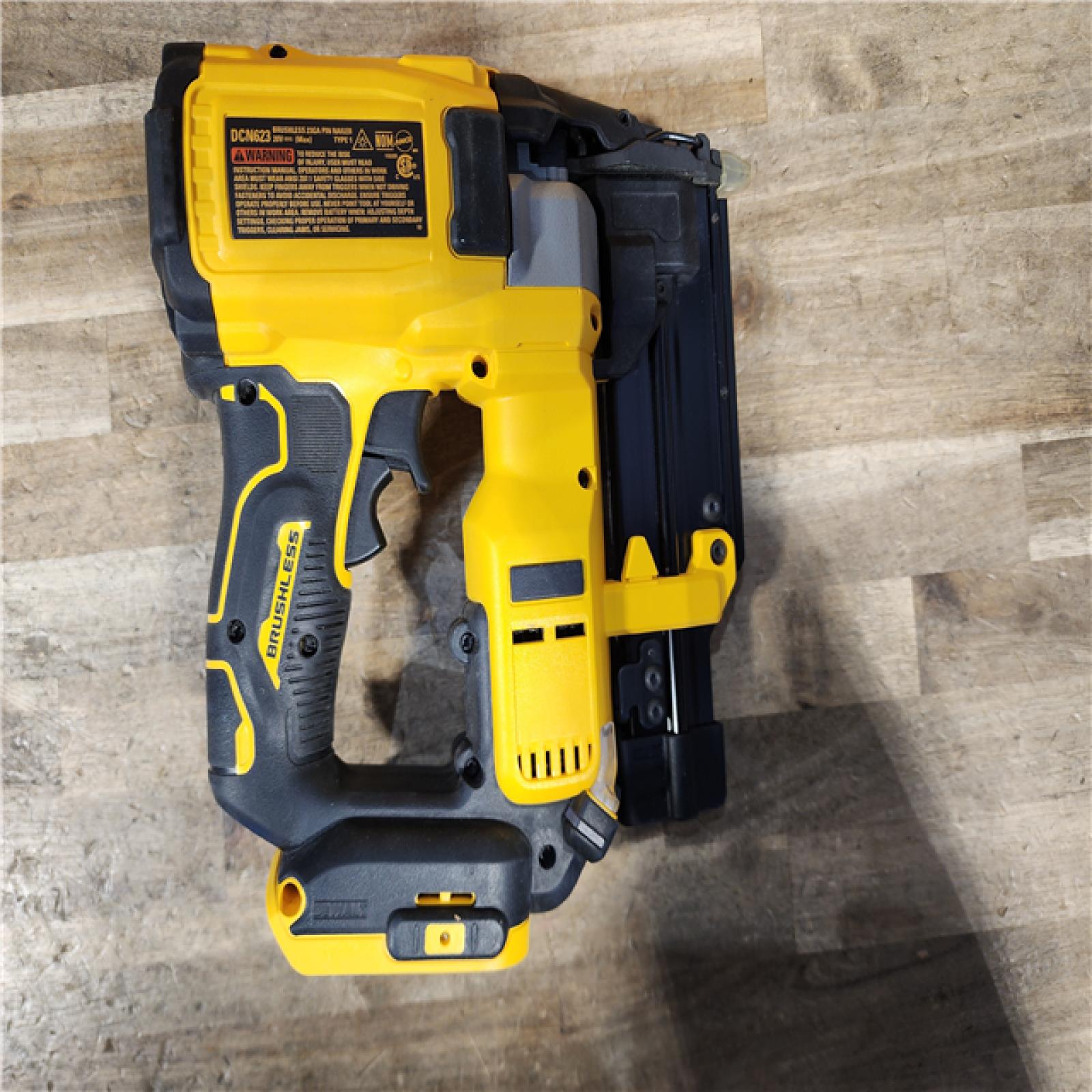 HOUSTON LOCATION - AS-IS DEWALT ATOMIC 20V MAX Lithium Ion Cordless 23 Gauge Pin Nailer Kit