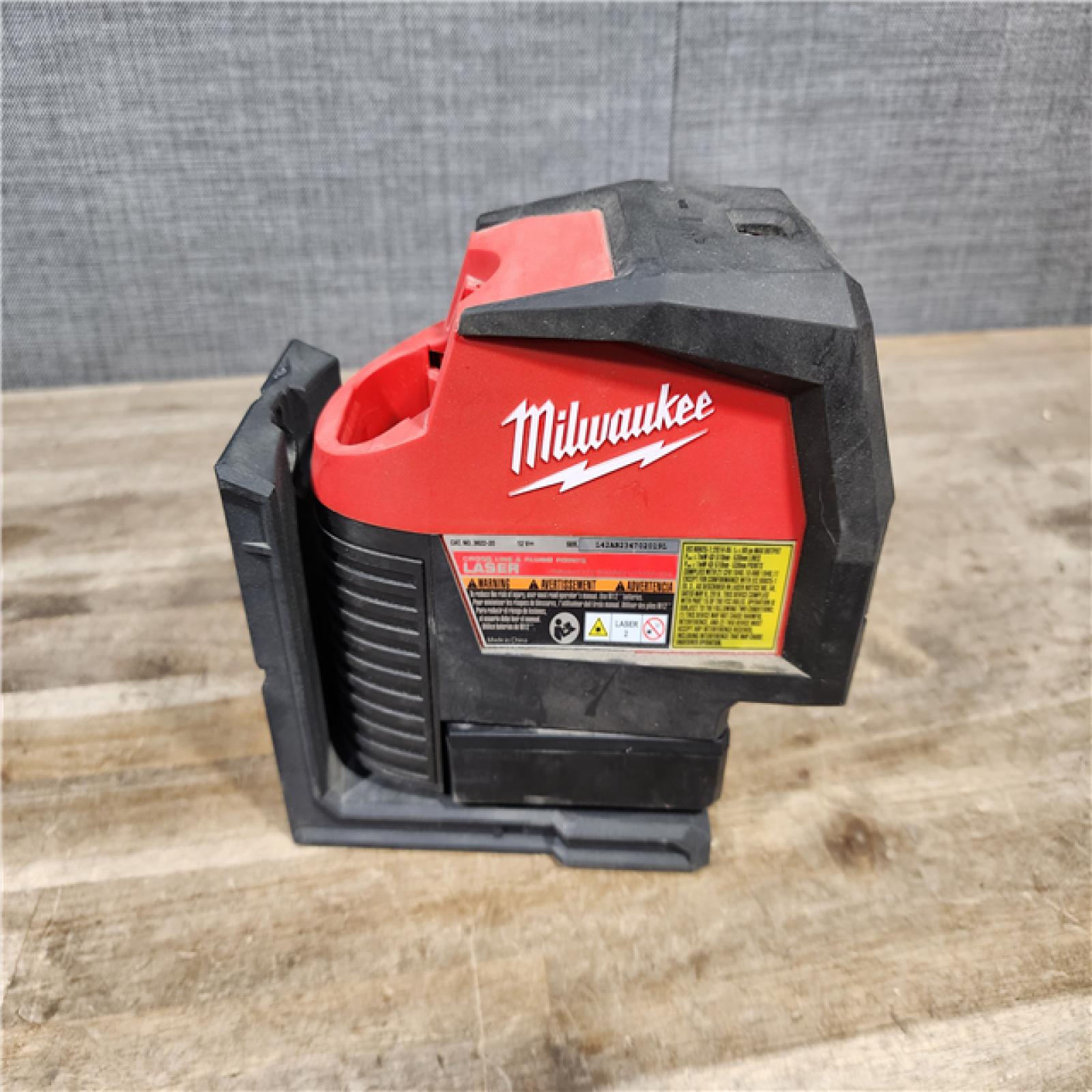 HOUSTON LOCATION - AS-IS Milwaukee Green 125 Ft. Cross Line and Plumb Points Laser Level Kit