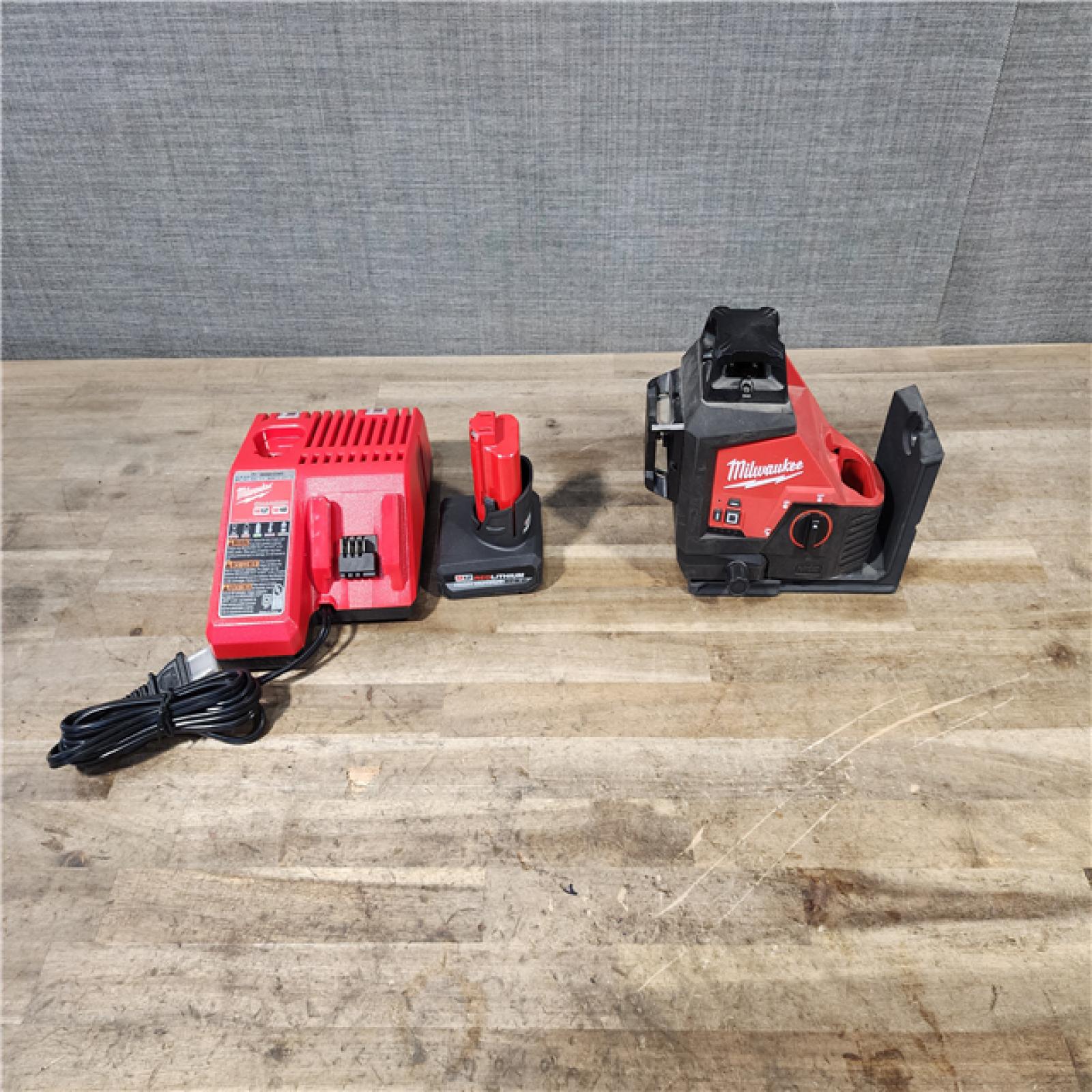 HOUSTON LOCATION - AS-IS Milwaukee-3632-21 M12 Green Beam Laser 360° 3-Plane Kit