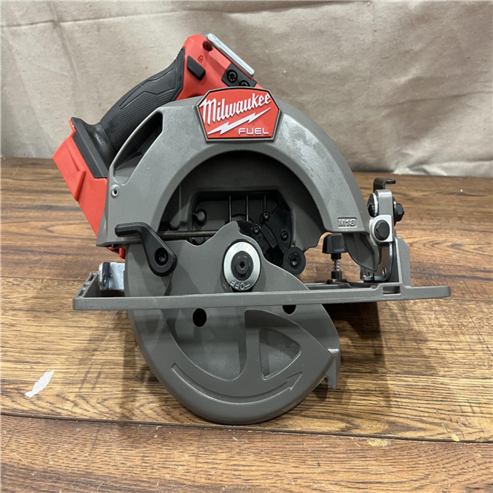 AS-IS Milwaukee Tools M18 FUEL 7-1/4 Circular Saw (Tool Only) 2834-20