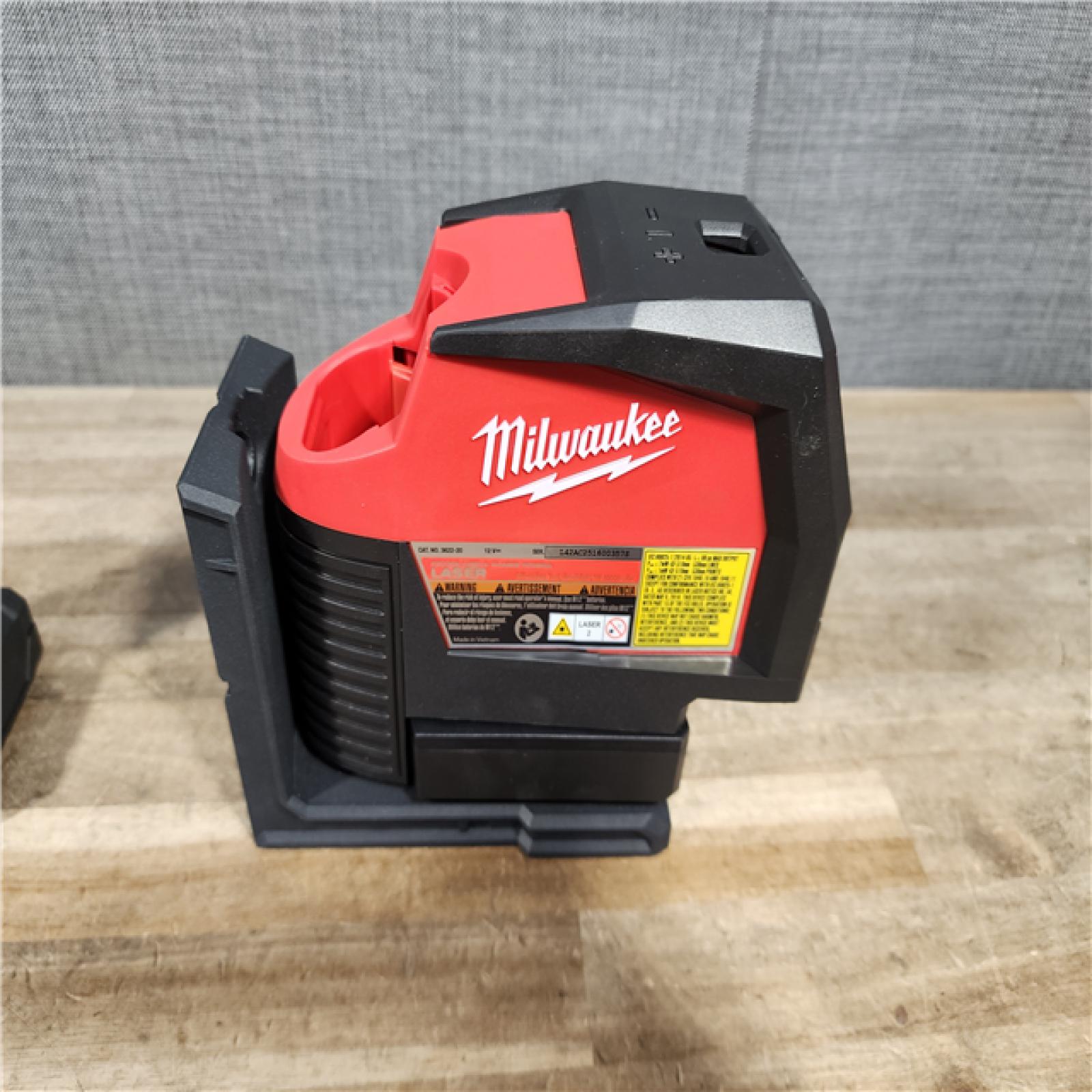 HOUSTON LOCATION - AS-IS (APPEARS LIKE NEW) Milwaukee Green 125 Ft. Cross Line and Plumb Points Laser Level Kit