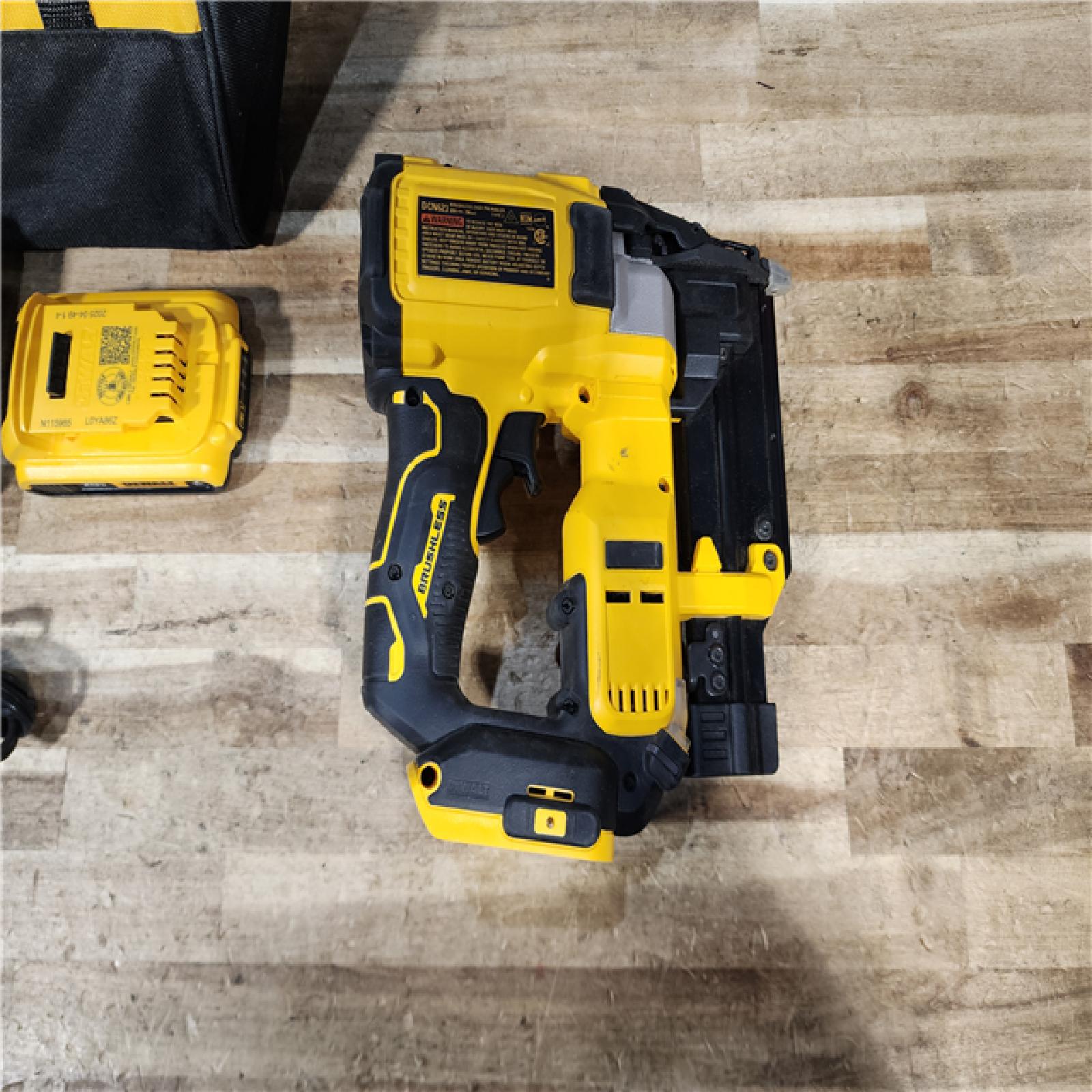 HOUSTON LOCATION - AS - IS DEWALT ATOMIC 20V MAX Lithium Ion Cordless 23 Gauge Pin Nailer Kit