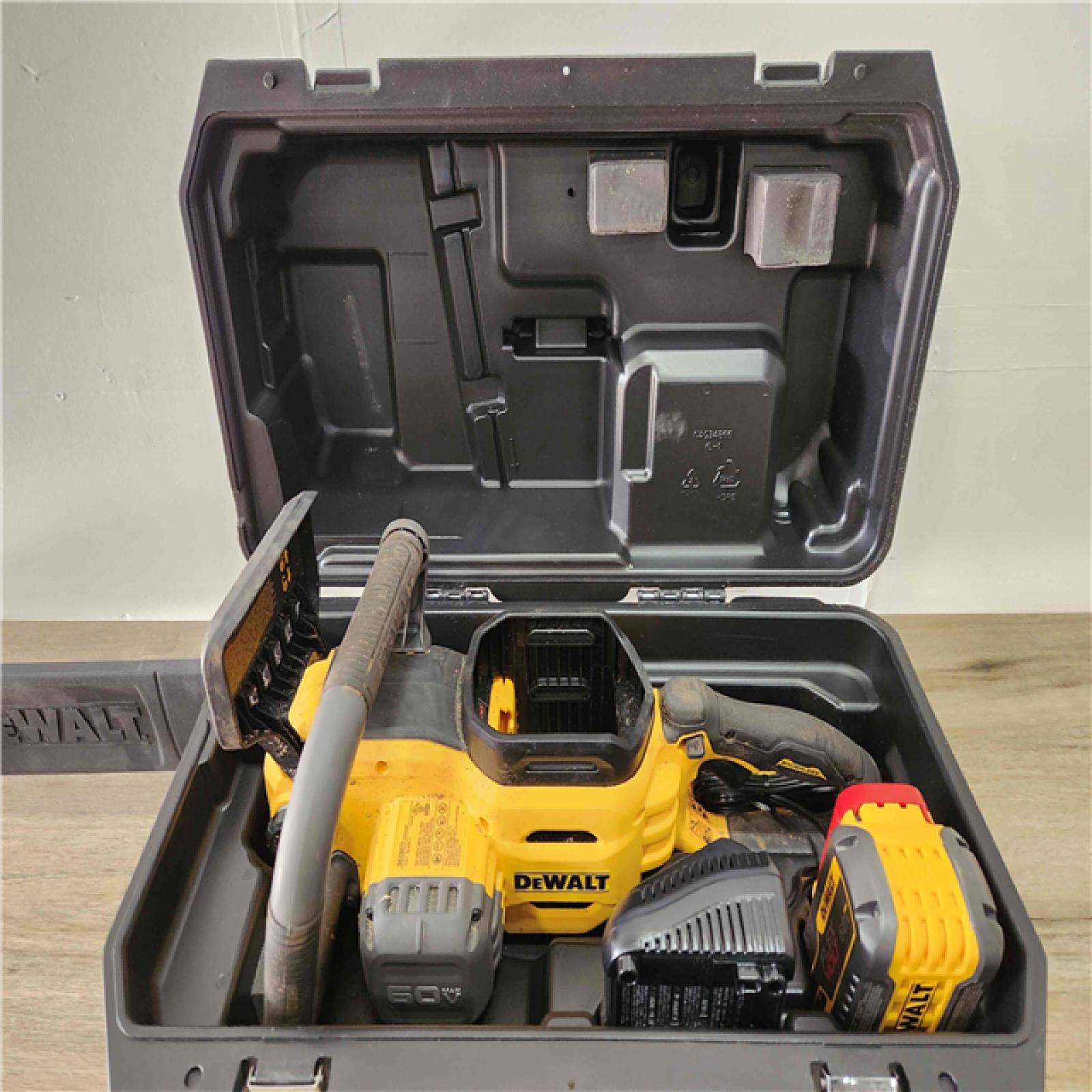 Phoenix Location DEWALT FLEXVOLT 60V MAX 20 in. Brushless Electric Cordless Chainsaw Kit and Carry Case with (1) FLEXVOLT 4 Ah Battery & Charger