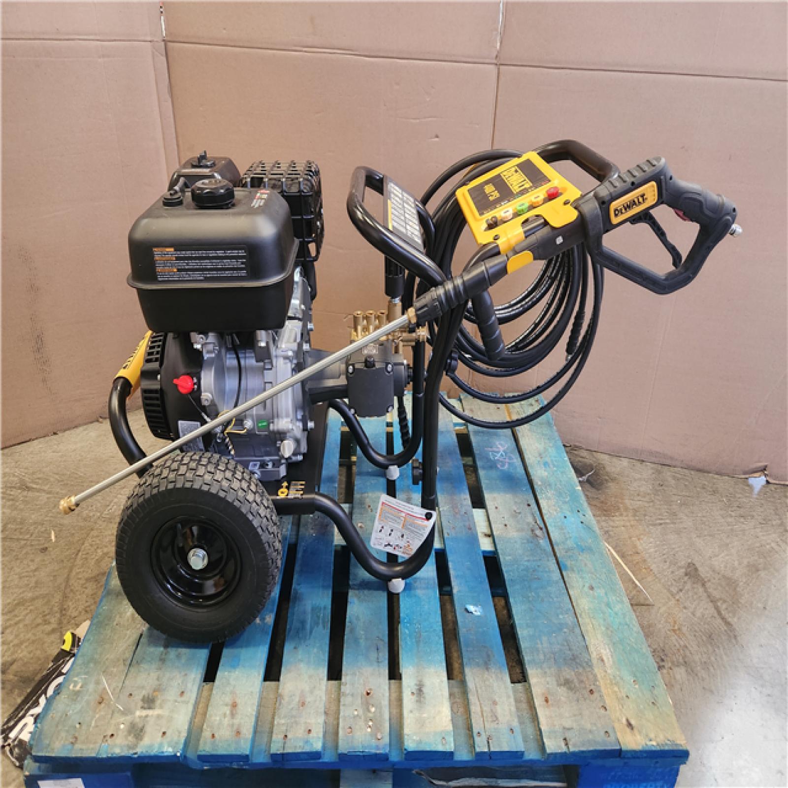 Phoenix NEW DEWALT 4400 PSI 4.0 GPM Gas Pressure Washer with 420cc Engine  Triplex Pump  Commercial Cold Water Power Washer
