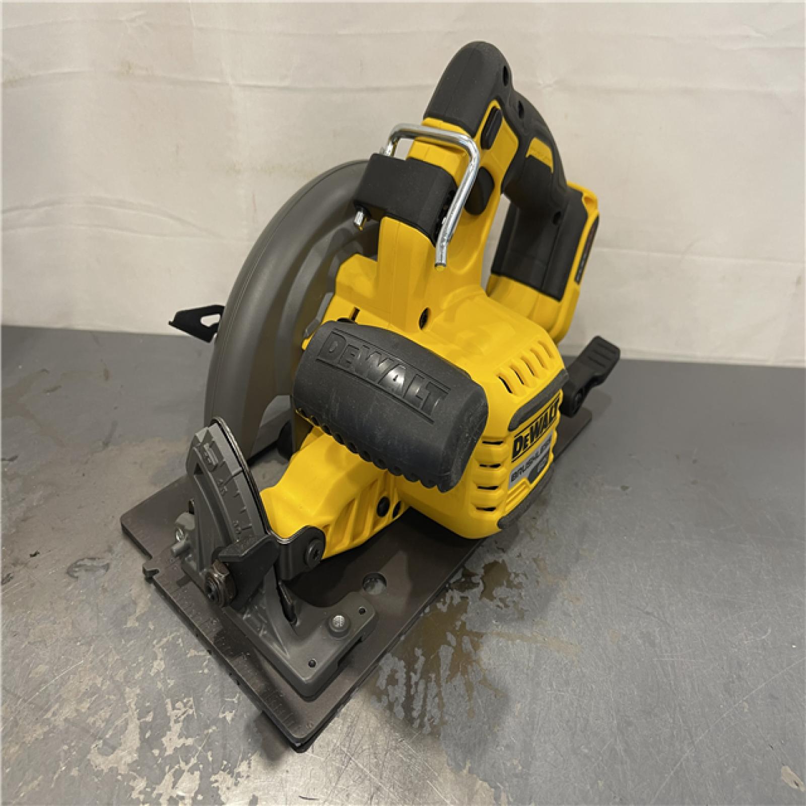 AS-IS - DeWALT FLEXVOLT 60V MAX Cordless Brushless 7-1/4 in. Circular Saw with Brake