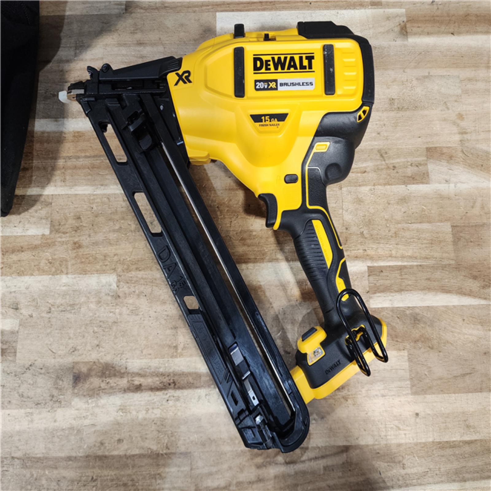HOUSTON LOCATION - AS-IS DEWALT 20V MAX XR Lithium-Ion Cordless 2-1/2 in. 15-Gauge Finish Nailer Kit