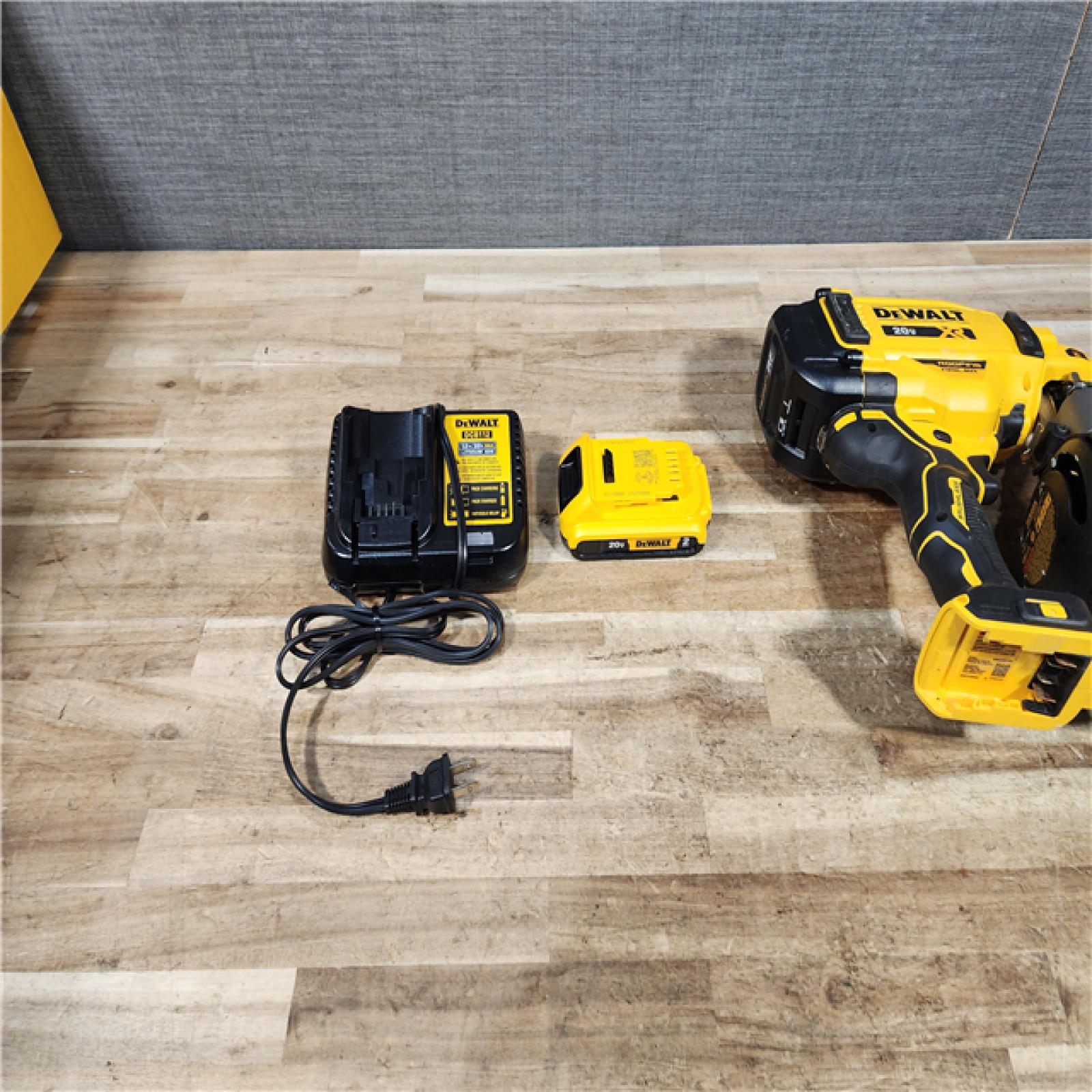 HOUSTON LOCATION - AS - IS DEWALT 20V MAX Lithium-Ion 15-Degree Electric Cordless Roofing Nailer Kit