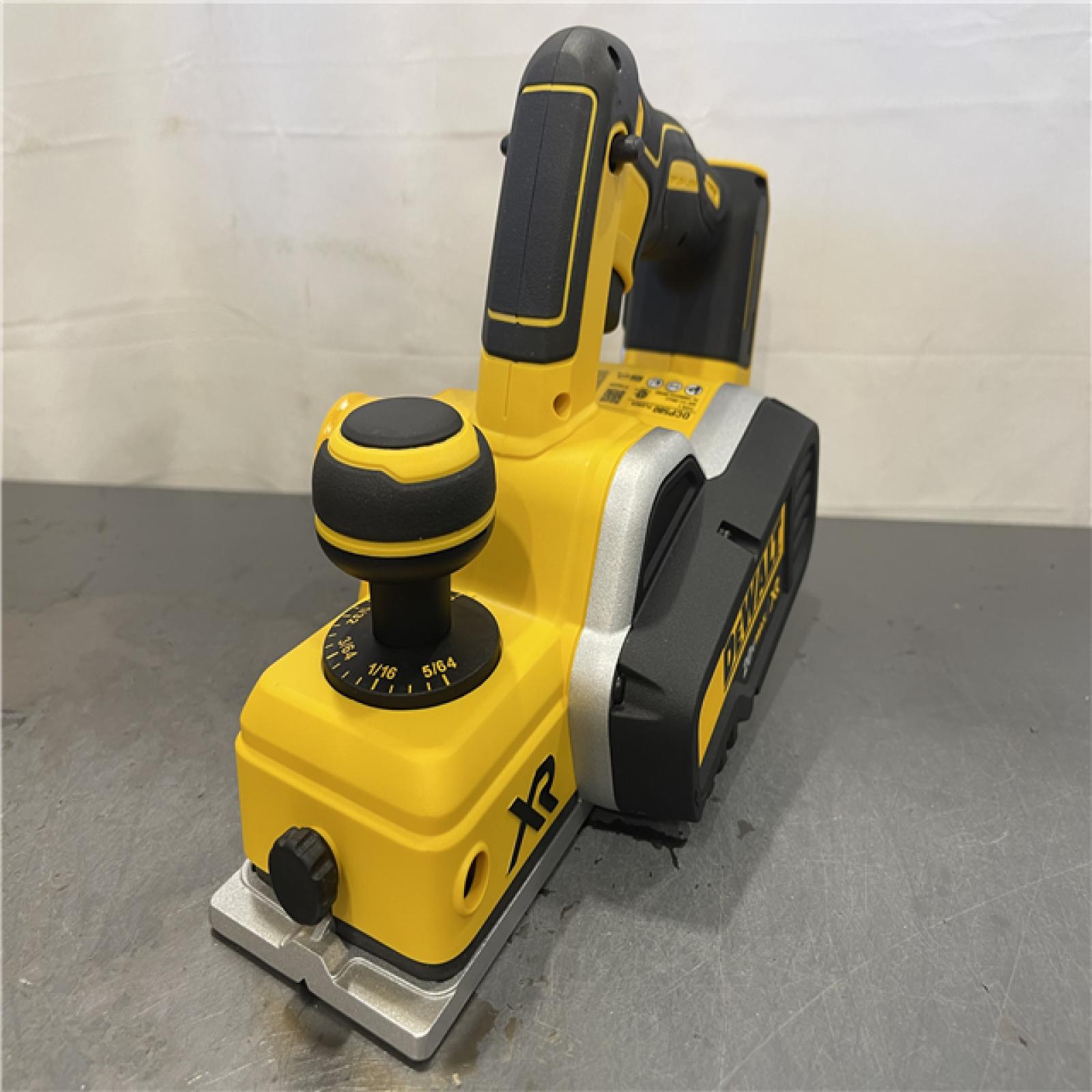 AS-IS - DEWALT 20V MAX XR Cordless Brushless 3-1/4 in. Planer