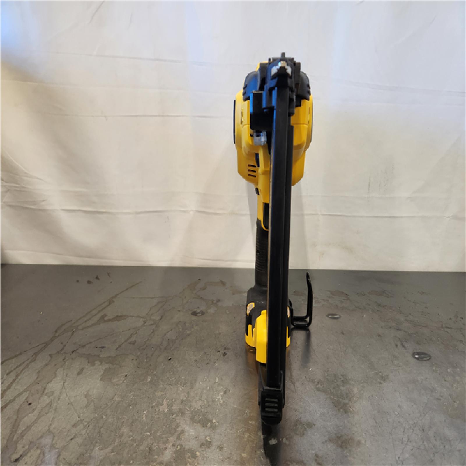 AS-IS- DeWalt 20V MAX XR Lithium-Ion Cordless 18-Gauge Brad Nailer (Tool Only)