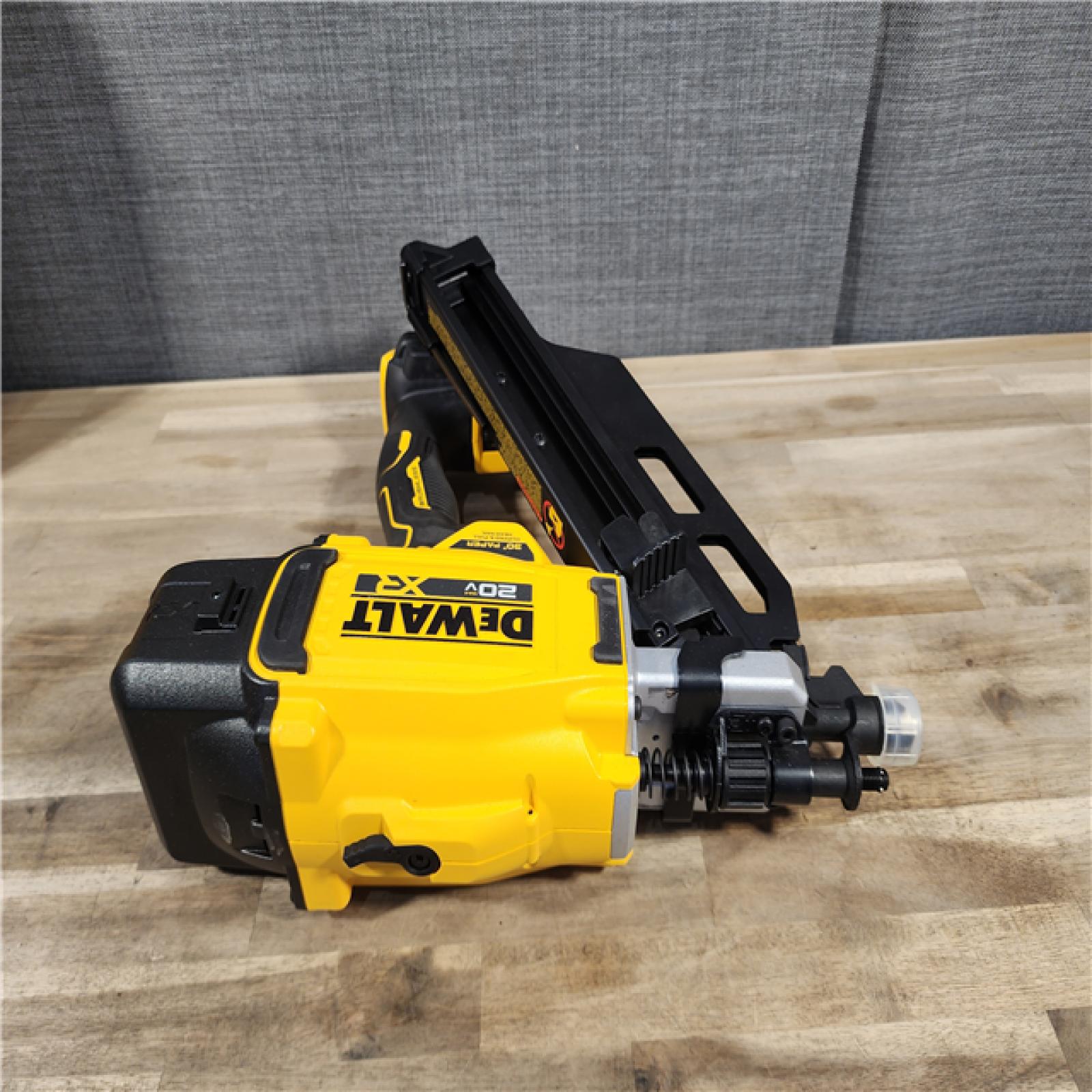 HOUSTON LOCATION - AS-IS (APPEARS LIKE NEW) DEWALT 20-Volt 30° Cordless Framing Nailer (Tool-Only)