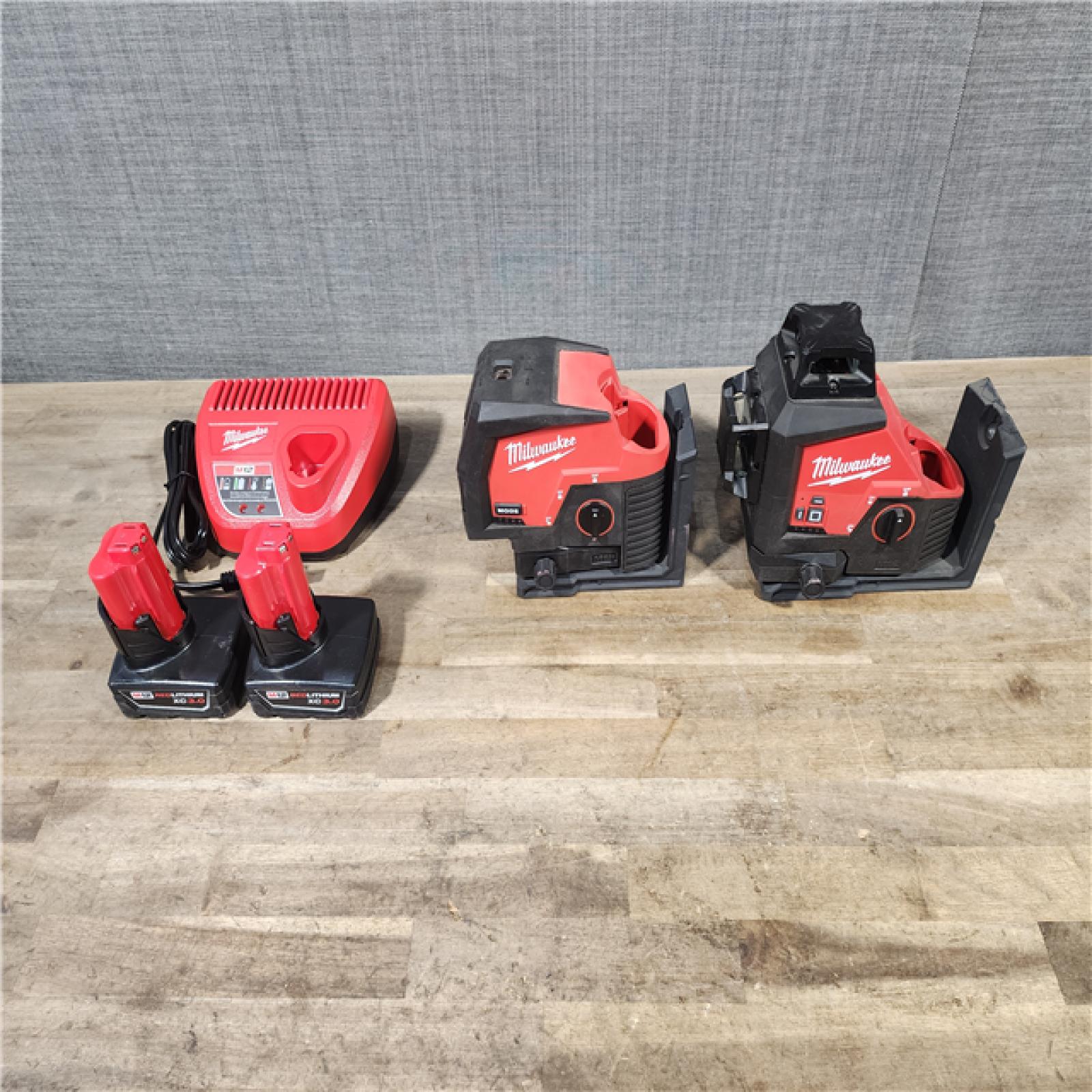 HOUSTON LOCATION - AS-IS MILWAUKEE 2 TOOL COMBO KIT W/ (2) BATTERY & CHARGER