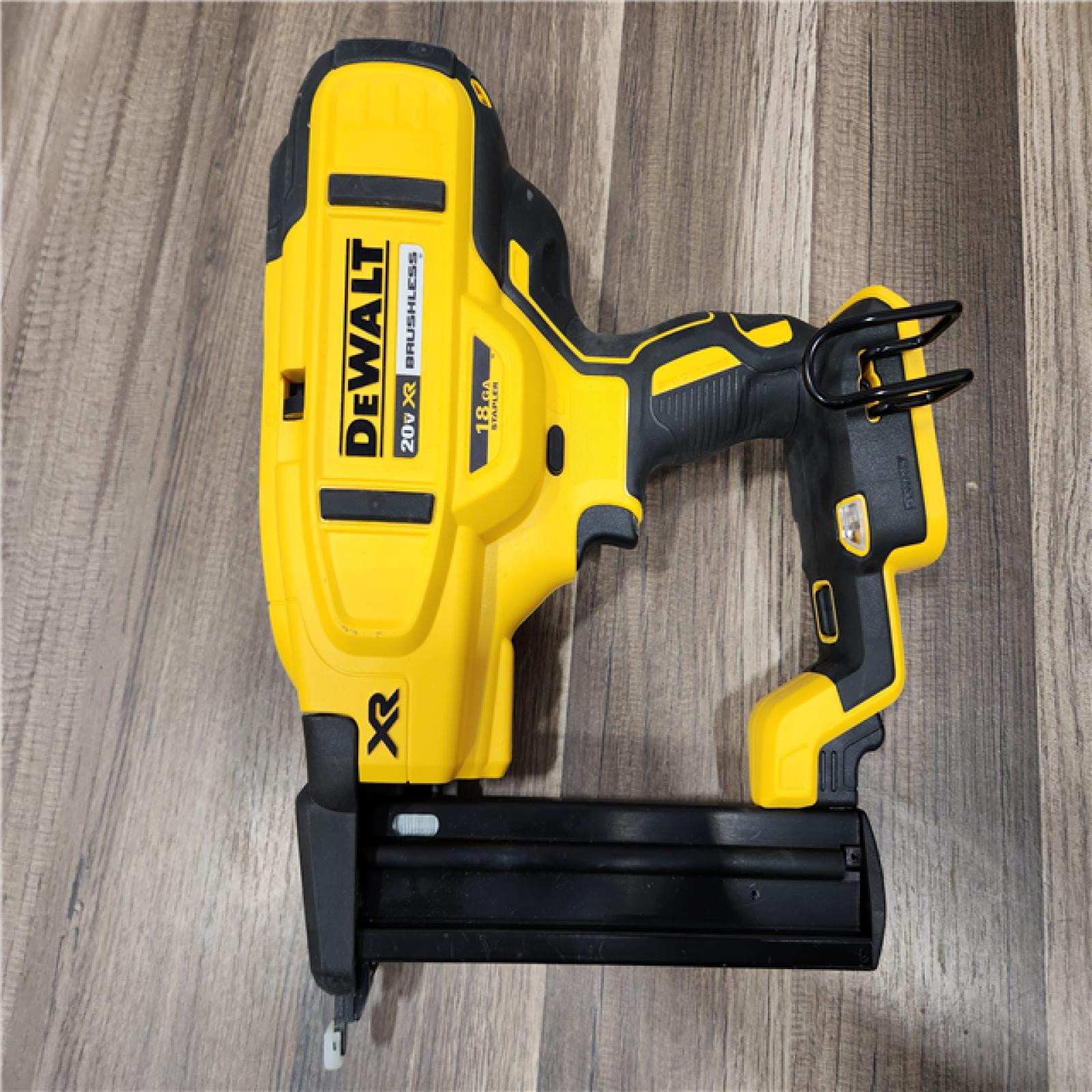 LIKE NEW! - DEWALT XR 18 GA NARROW CROWN STAPLER KIT