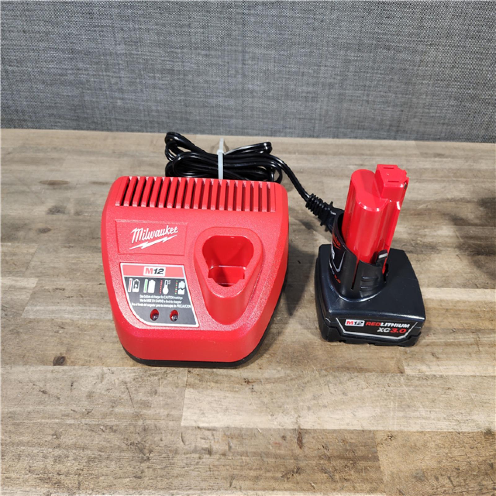 HOUSTON LOCATION - AS-IS Milwaukee 12-Volt Lithium-Ion Cordless Green 125 ft. Cross Line and Plumb Points Laser Level W/ BATTERY & CHARGER