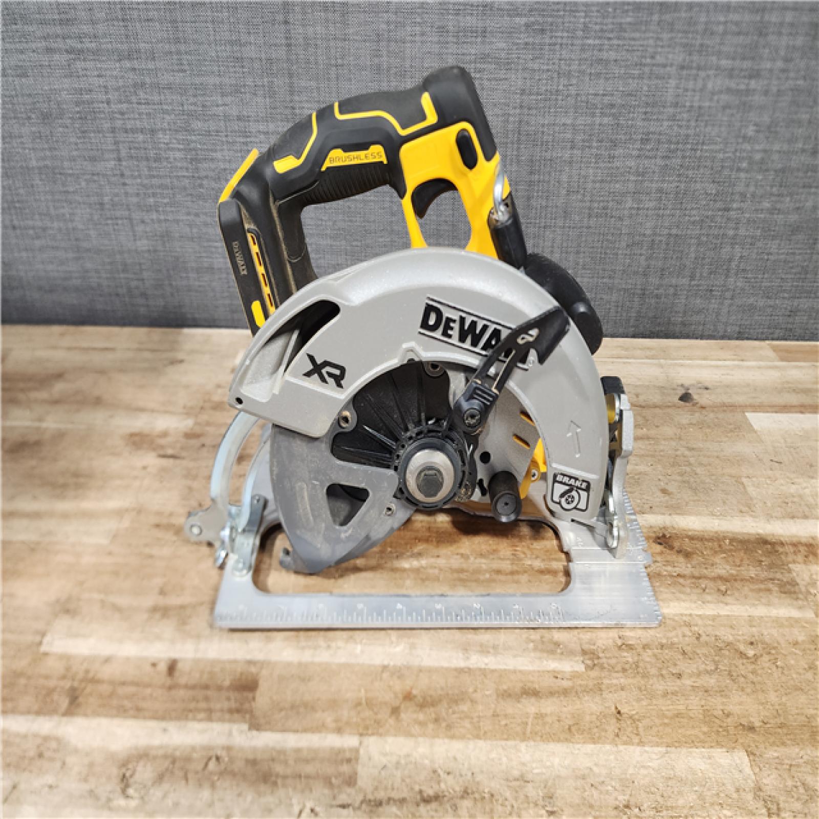 HOUSTON LOCATION - AS - IS DEWALT 20-Volt MAX 7-1/4 in. Cordless Circular Saw (Tool Only)