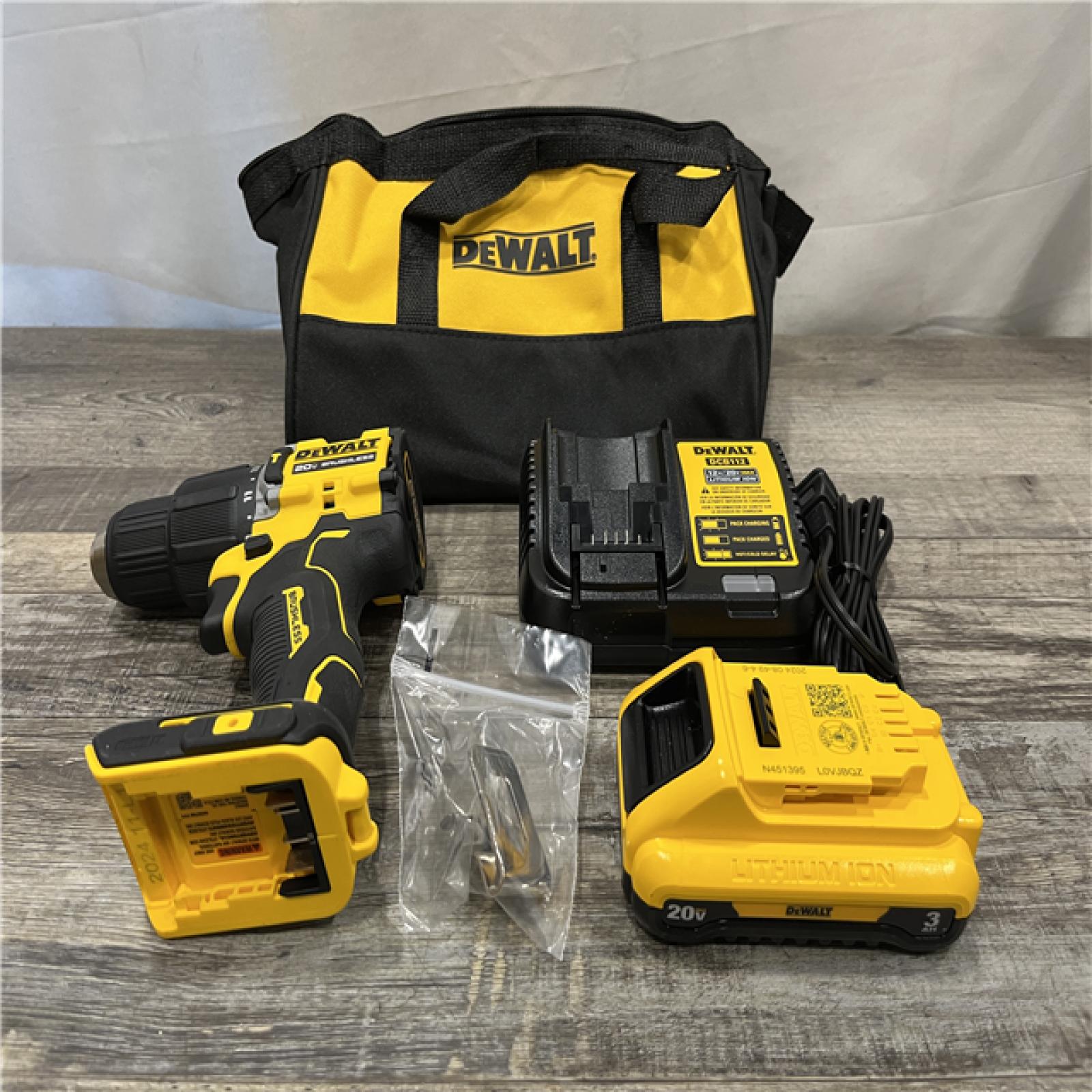 LIKE NEW - DEWALT ATOMIC 20V Cordless 1/2 in. Compact Hammer Drill Kit