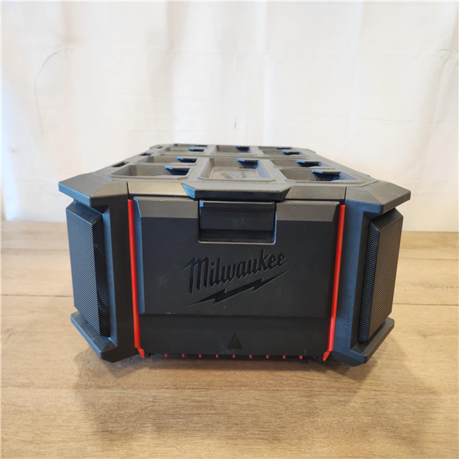 AS-IS- M18 Radio Packout De 18v