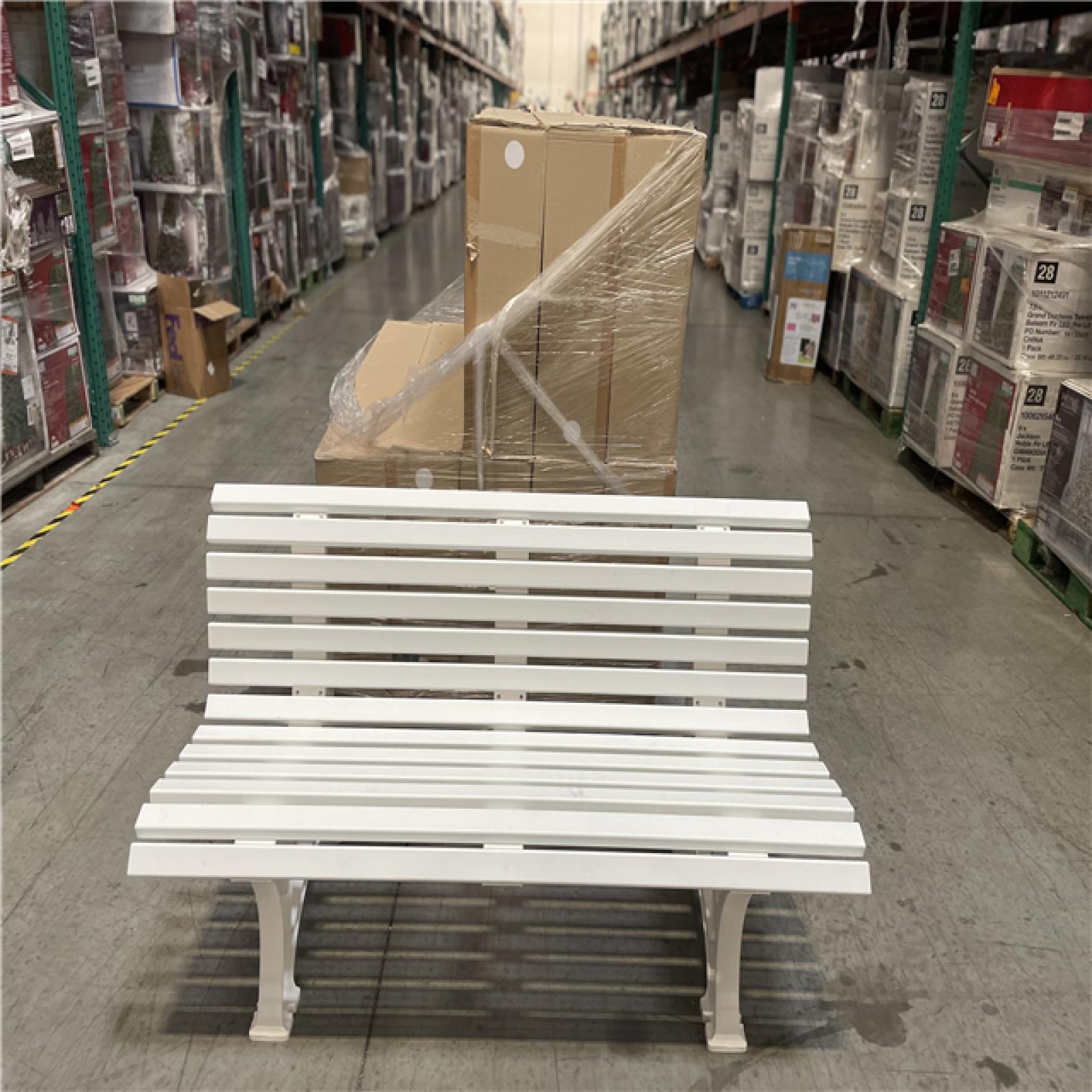 DALLAS LOCATION- NEW!- XPEDX FLORIDA PARK BENCH WHITE PLASTIC RESIN PALLET (8 UNITS)