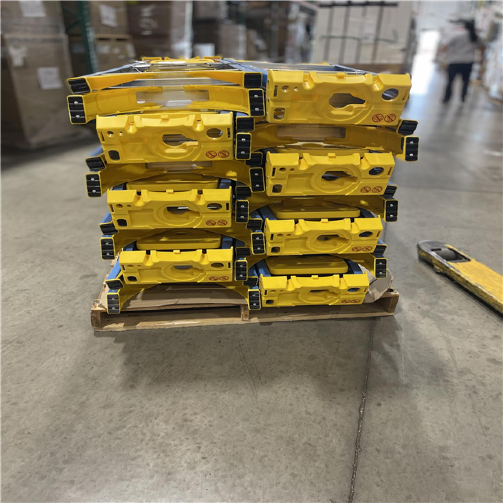 DALLAS LOCATION - WERNER 4ft Type I Fiberglass Step Ladder with Shelf 6004S PALLET-(14 UNITS)