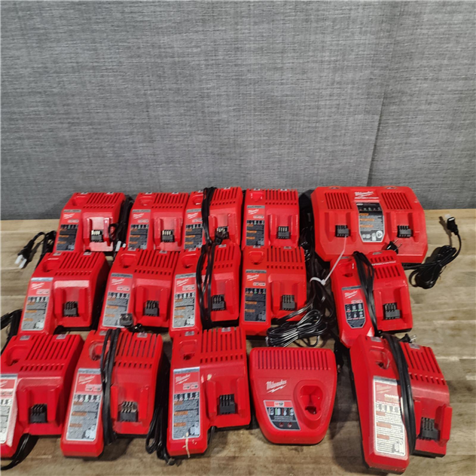 HOUSTON LOCATION - AS-IS MILWAUKEE BATTERY CHARGER PACK QTY - 15