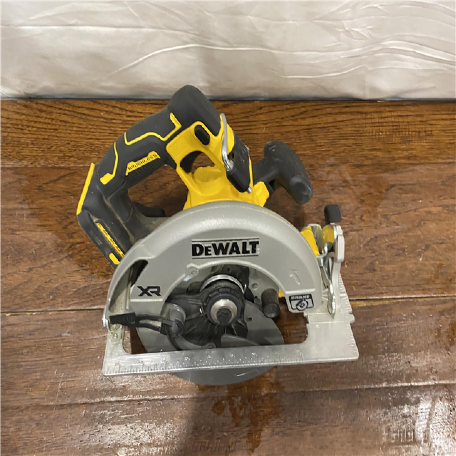 AS-IS DEWALT 20-Volt MAX 7-1/4 in. Cordless Circular Saw (Tool Only)