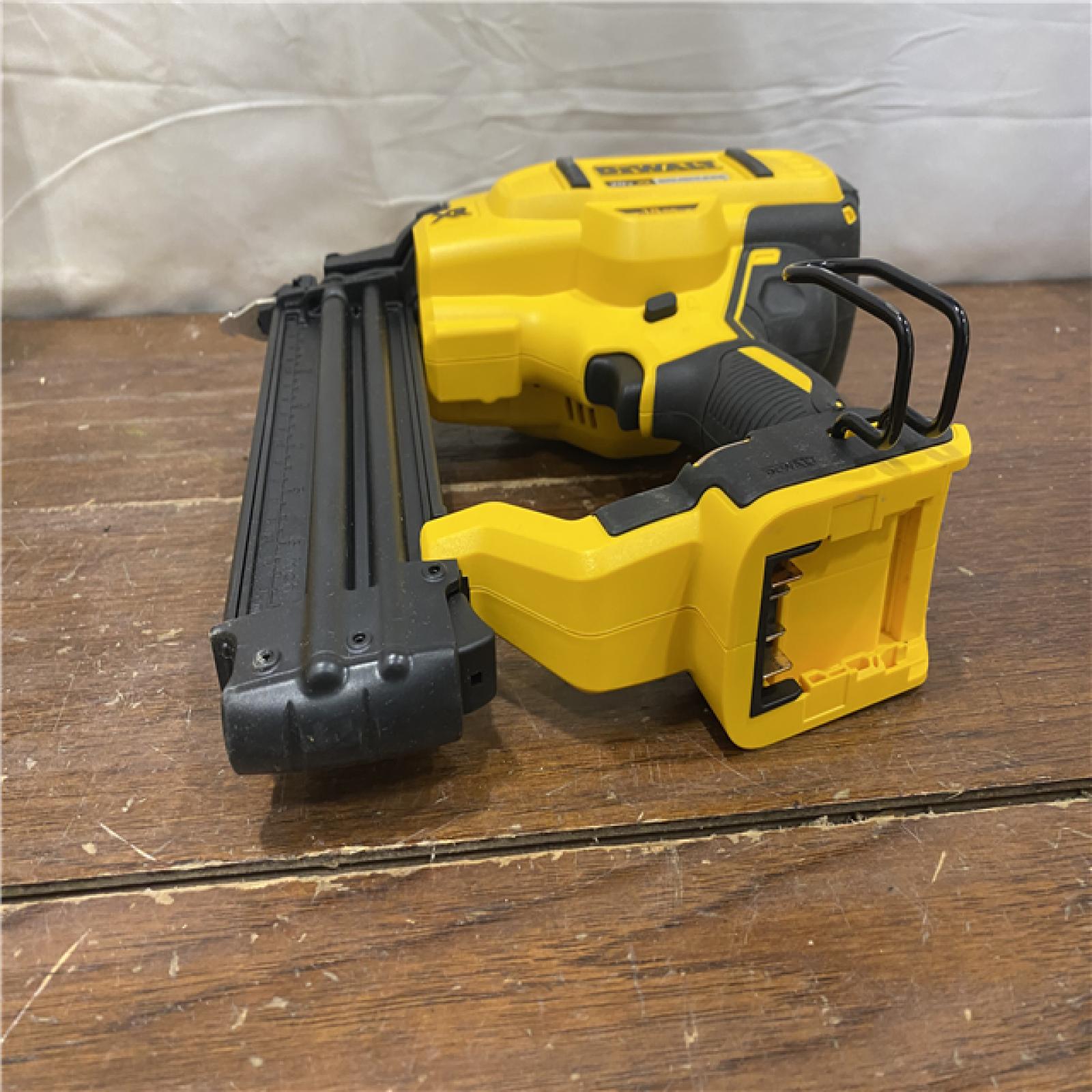 AS-IS DEWALT 20V MAX XR 18 Gauge Brad Nailer Kit