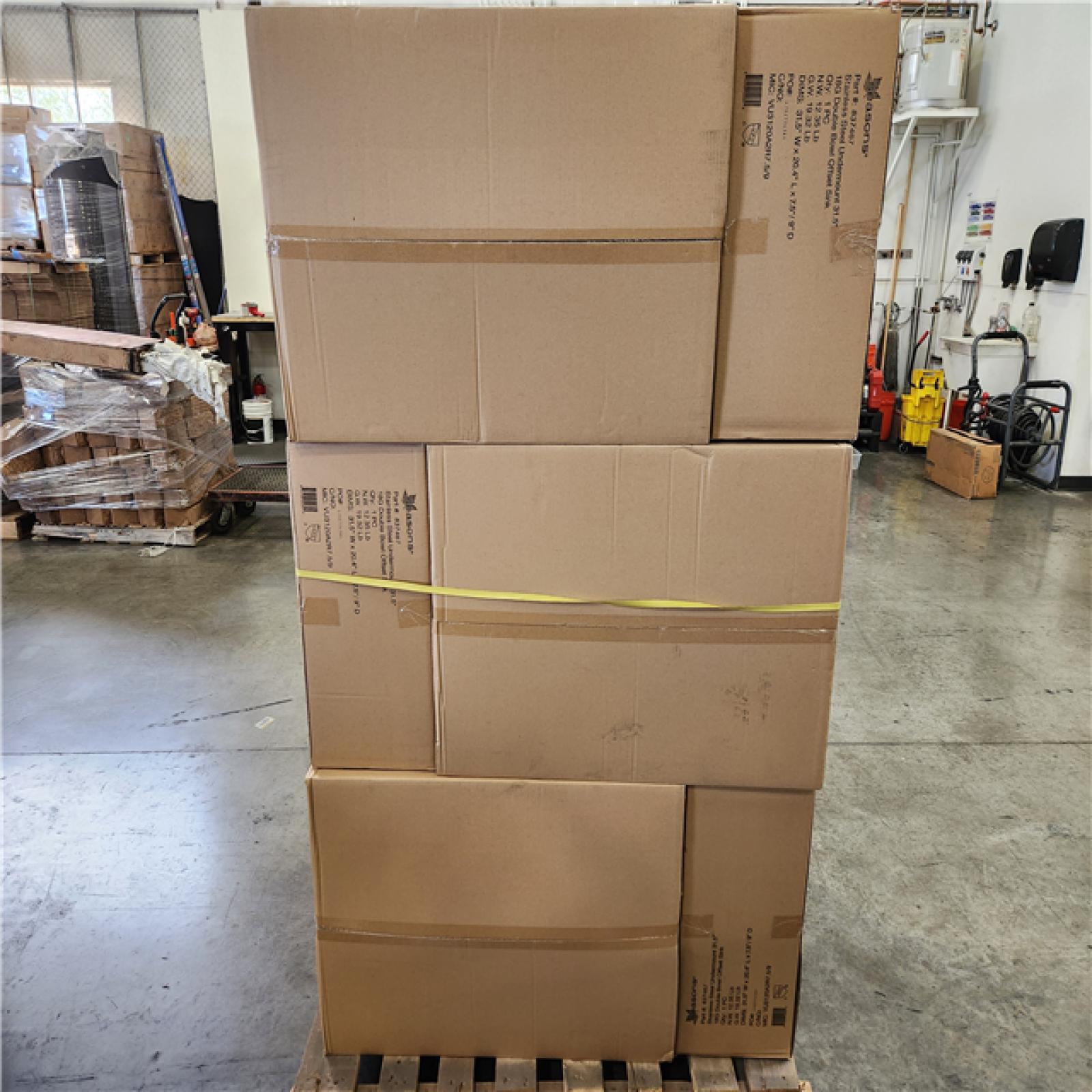 Phoenix Location NEW Seasons Stainless Steel Undermount 31.5 18G Double Bowl Offset Sink Pallet (12 Total) (SEALED)