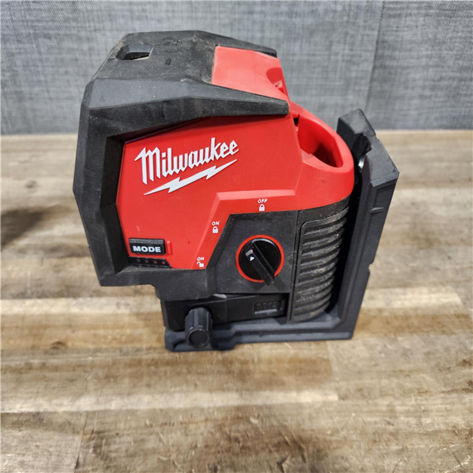 HOUSTON LOCATION - AS-IS Milwaukee Green 125 Ft. Cross Line and Plumb Points Laser Level Kit