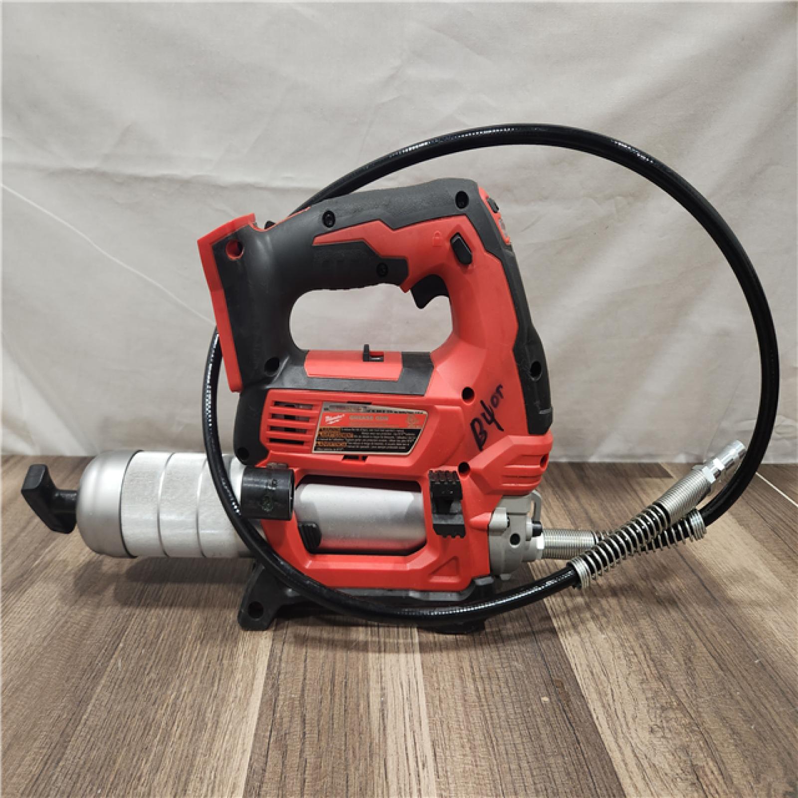 AS-IS- Milwaukee Tool 10 000 PSI 14 Oz Battery-Operated Grease Gun - 48 Flexible Hose  31 Strokes/oz