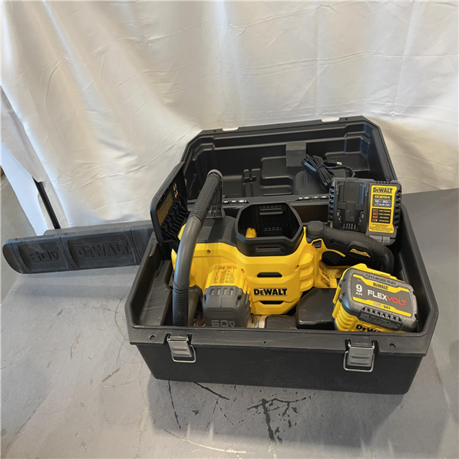 AS-IS - FLEXVOLT 60V MAX 20 in. Brushless Electric Cordless Chainsaw Kit