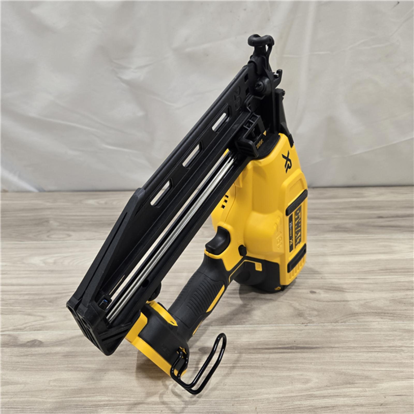 AS-IS DeWalt 20V 16 Gauge Cordless Angled Finish Nailer Kit