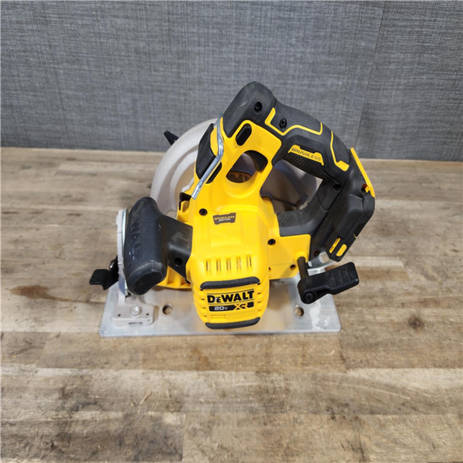 HOUSTON LOCATION - AS-IS DEWALT 20-Volt MAX 7-1/4 in. Cordless Circular Saw (Tool Only)