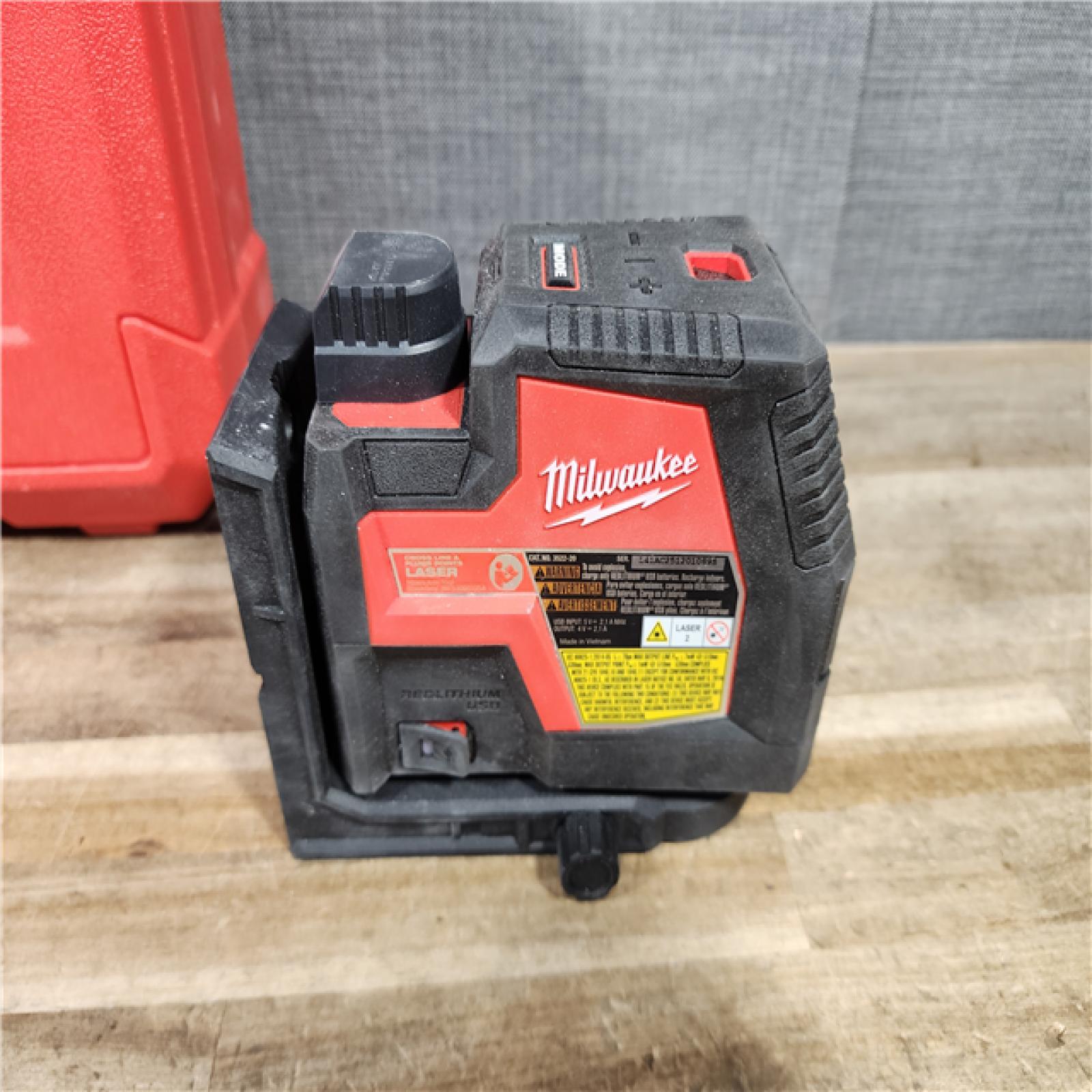 HOUSTON LOCATION - AS-IS Milwaukee Green 100 ft. Cross Line and Plumb Points Rechargeable Laser Level