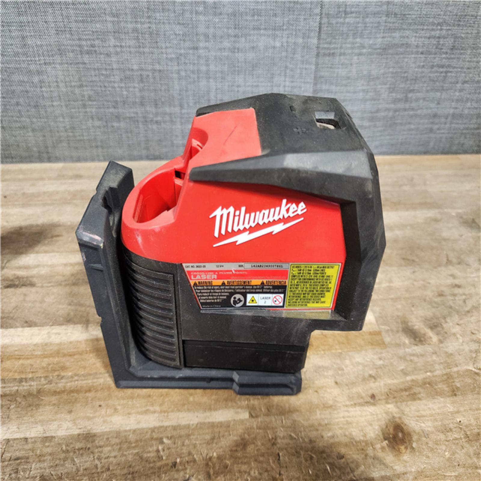 HOUSTON LOCATION - AS-IS Milwaukee Green 125 Ft. Cross Line and Plumb Points Laser Level Kit