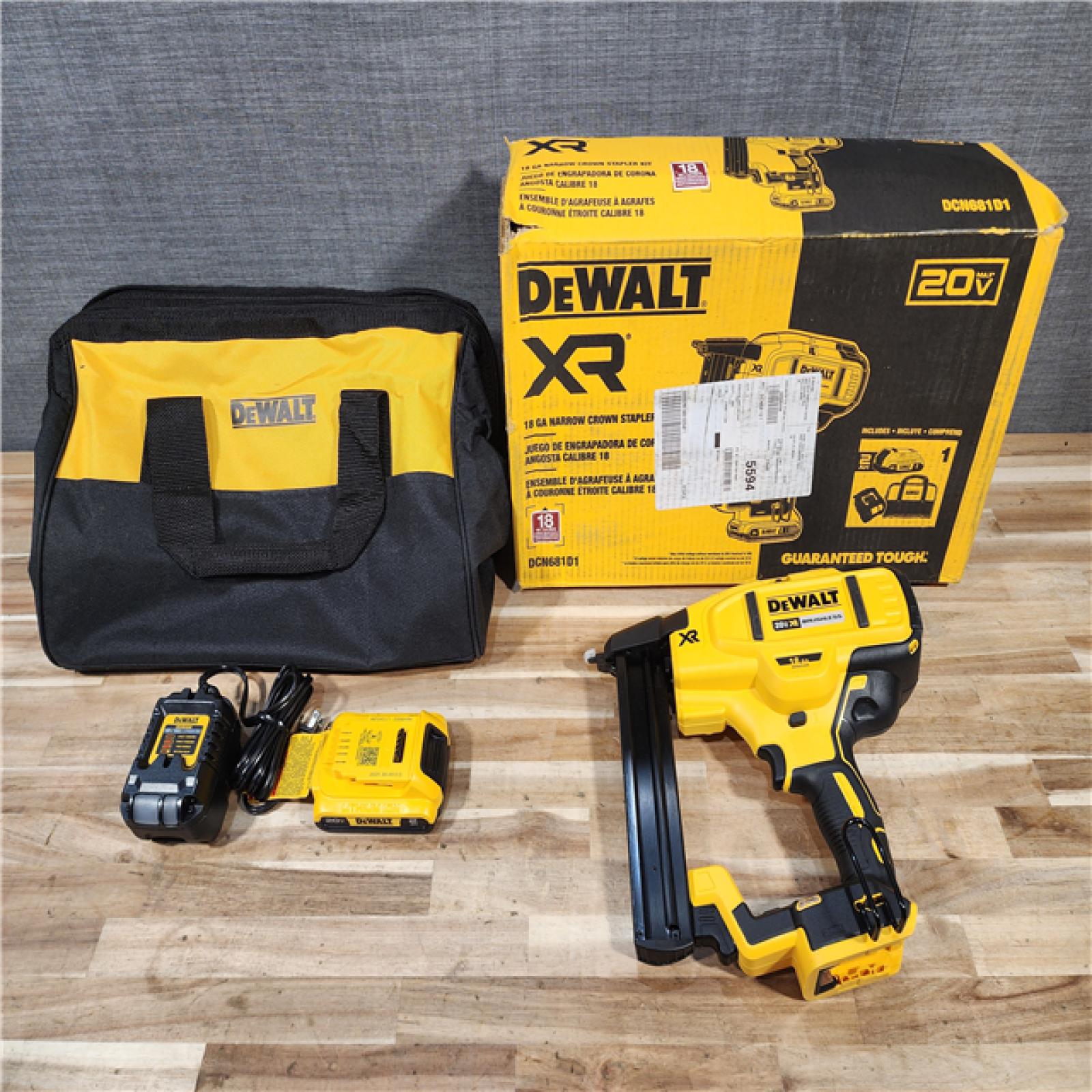 HOUSTON LOCATION - AS-IS DeWALT DCN681D1 20V MAX 18ga Cordless Brushless Narrow Crown Stapler Kit w/ BATTERY & CHARGER